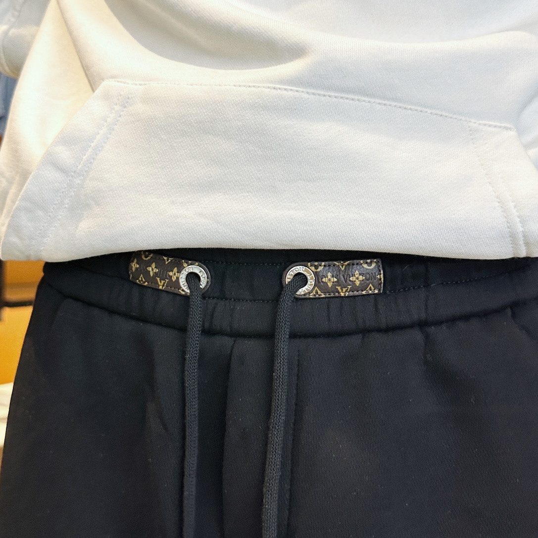   LV  顶级货品🐮🆕2025春夏新款休闲裤！官网同步发售。品牌经典LOGO休闲裤 ，定制面料，舒适度