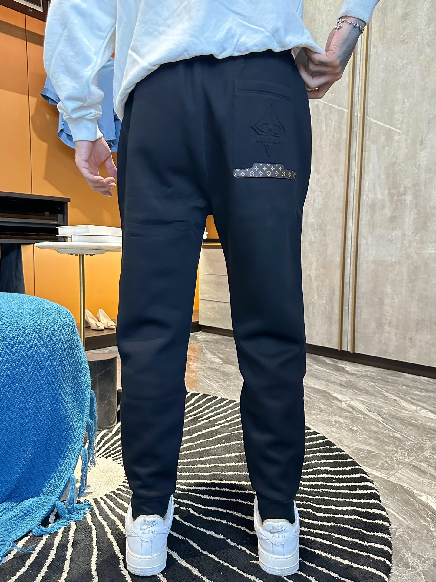   LV  顶级货品🐮🆕2025春夏新款休闲裤！官网同步发售。品牌经典LOGO休闲裤 ，定制面料，舒适度