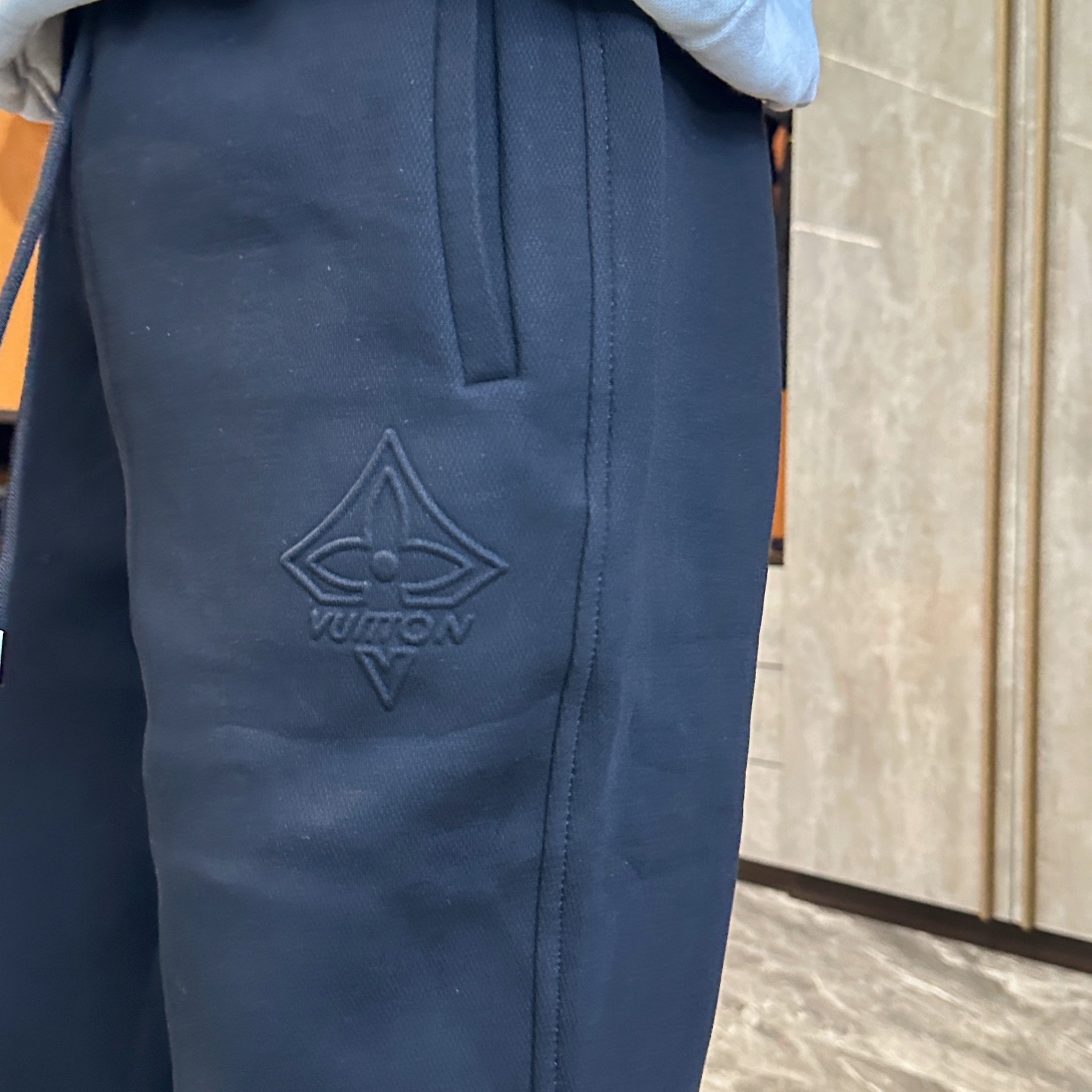   LV  顶级货品🐮🆕2025春夏新款休闲裤！官网同步发售。品牌经典LOGO休闲裤 ，定制面料，舒适度