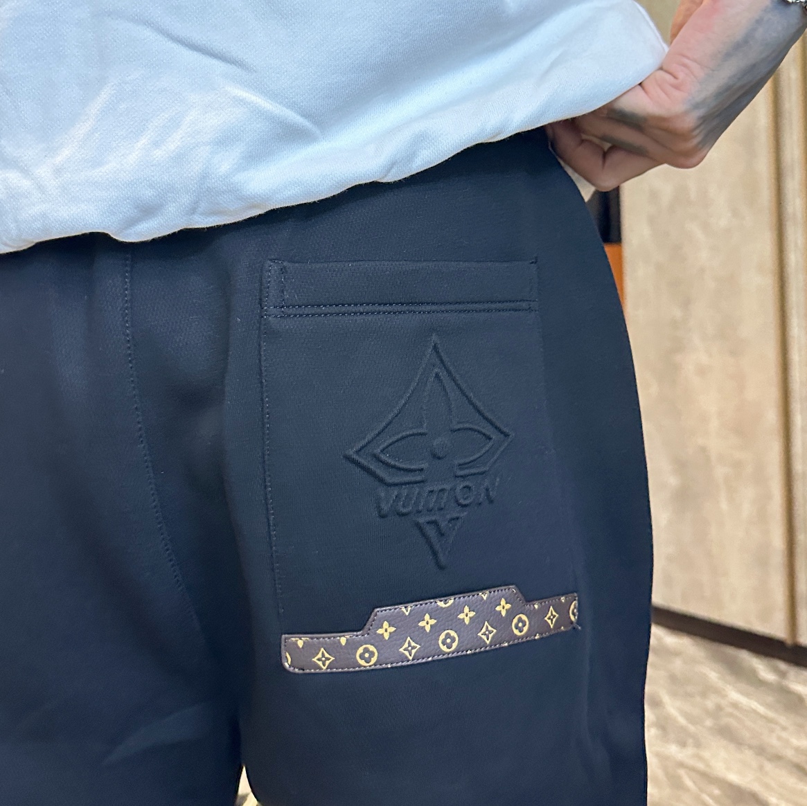  LV  顶级货品🐮🆕2025春夏新款休闲裤！官网同步发售。品牌经典LOGO休闲裤 ，定制面料，舒适度