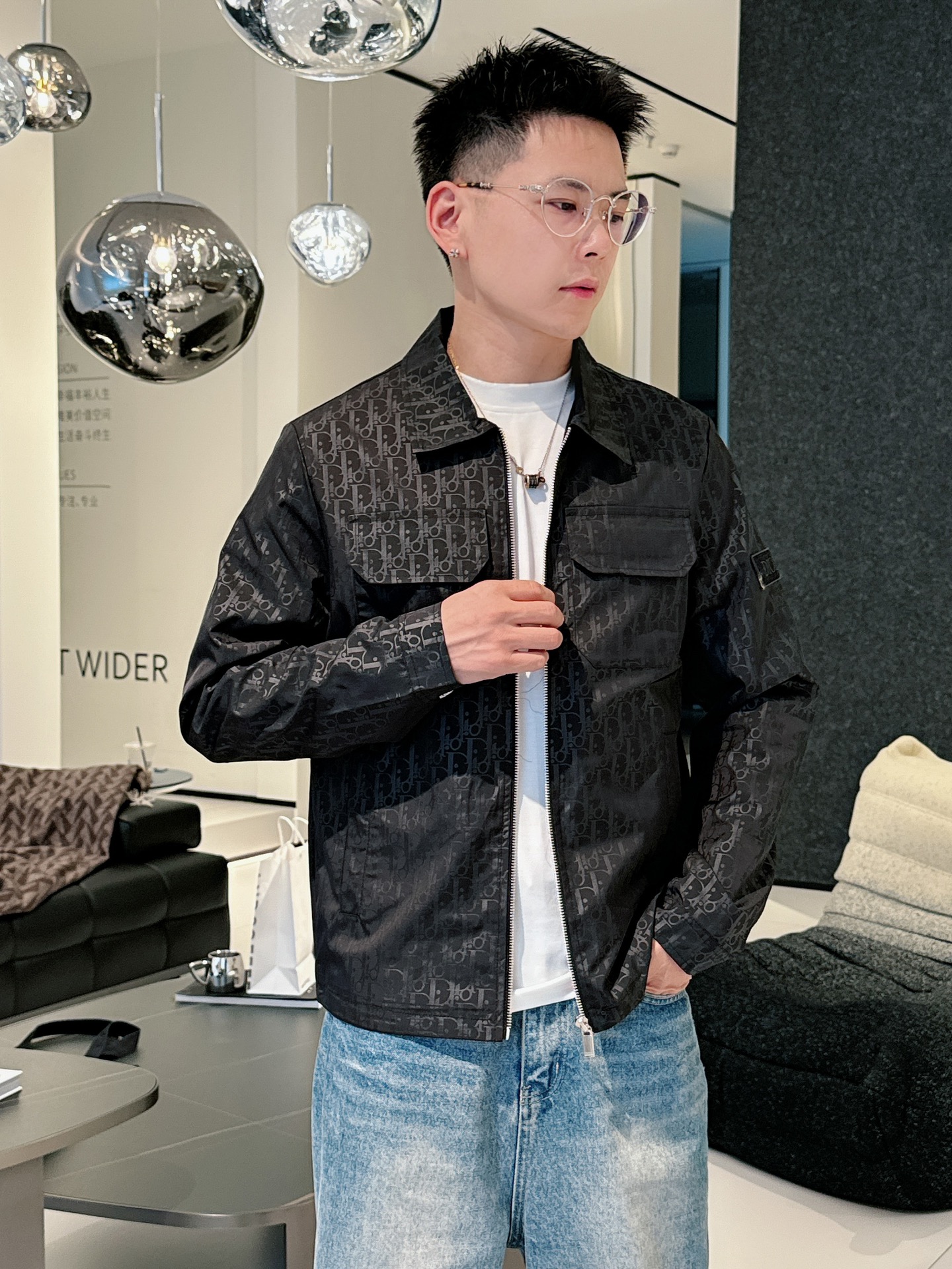 NO:572779,Dior's new jacket, original order, fashionable jacket made of imported Italian fabrics. The European counters are synchronized, the upper body is more casual and generous, the counter's original hardware is a new luxury high-end customized accessory!  Luxurious brand-specific logo embellishment design, the highest quality shipments in the market, original accessories, the ultimate in luxury!  Soft and comfortable. The upper body is very handsome!  Suitable for any scene!  Size: M-3XL,,dior,jackets & coats,jackets & coats,alexander wang19860909迪奥新款夹克外套,原单狠货 意大利进口面料时尚夹克外套.欧洲专柜同步,上身更随意大方,专柜原版五金奢华高档定制配饰新作！奢华品牌特质logo点缀设计,市场最高品质出货、原版辅料,奢华极致！柔软舒适.上身爆帅！适合任意场景！码数:M-3XL,,dior,jackets & coats,jackets & coats,alexander wang,Men's clothing