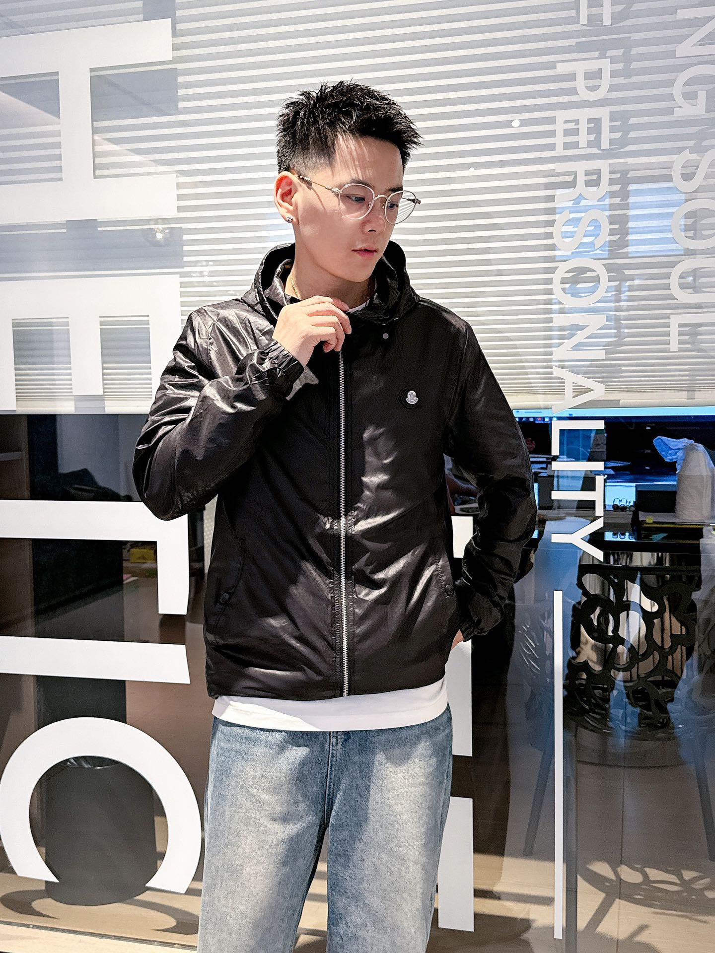 NO:572769,New Meng Mouth Jackets, Original Orders, Fashionable Jackets Made of Italian Imported Fabrics. The European counters are synchronized, the upper body is more casual and generous, the counters have original hardware, luxury high-end customized accessories, new works!  Luxurious brand-specific logo embellishment design, the highest quality shipments in the market, original accessories, the ultimate in luxury!  Soft and comfortable. The upper body is very handsome!  Suitable for any scene!  Size: M-3XL,,Moncler,jackets & coats,jackets & coats,alexander wang19860909蒙口新款夹克外套,原单狠货 意大利进口面料时尚夹克外套.欧洲专柜同步,上身更随意大方,专柜原版五金奢华高档定制配饰新作！奢华品牌特质logo点缀设计,市场最高品质出货、原版辅料,奢华极致！柔软舒适.上身爆帅！适合任意场景！码数:M-3XL,,Moncler,jackets & coats,jackets & coats,alexander wang,Men's clothing