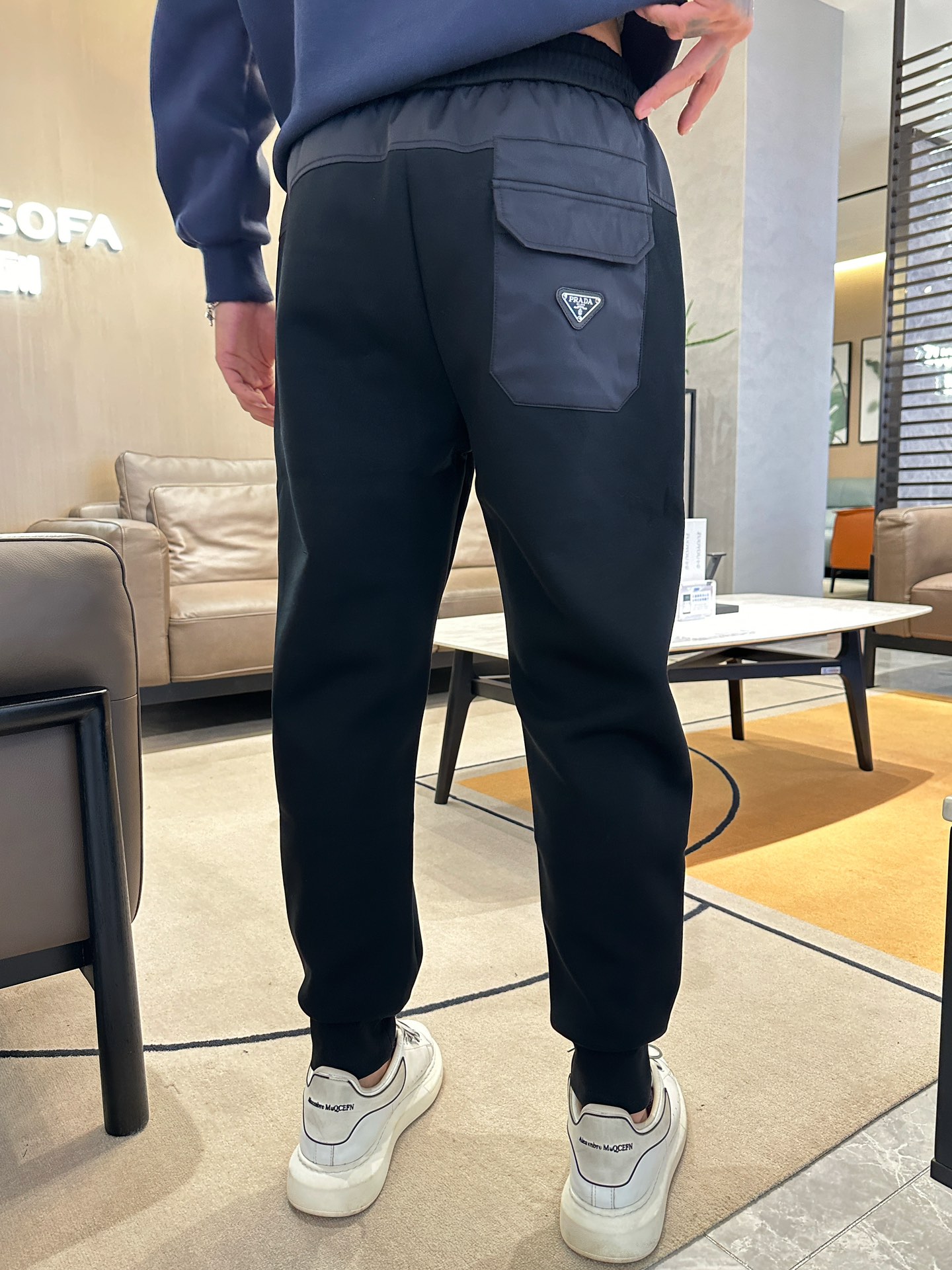   普拉达  顶级货品🐮 🆕2025春夏新款休闲裤！官网同步发售。品牌经典LOGO休闲裤 ，定制面料，舒
