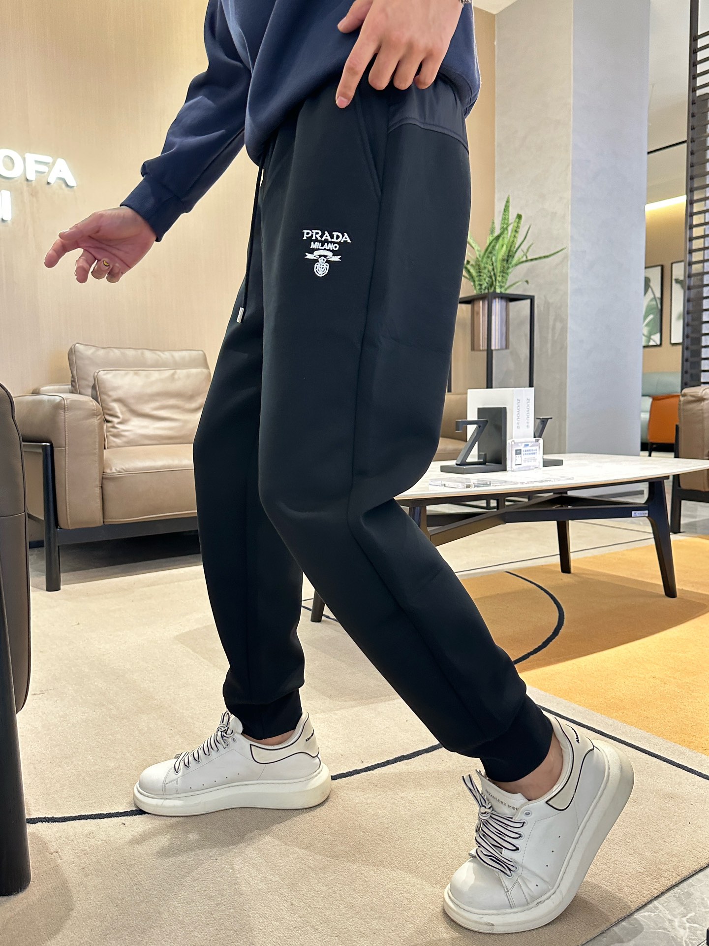   普拉达  顶级货品🐮 🆕2025春夏新款休闲裤！官网同步发售。品牌经典LOGO休闲裤 ，定制面料，舒