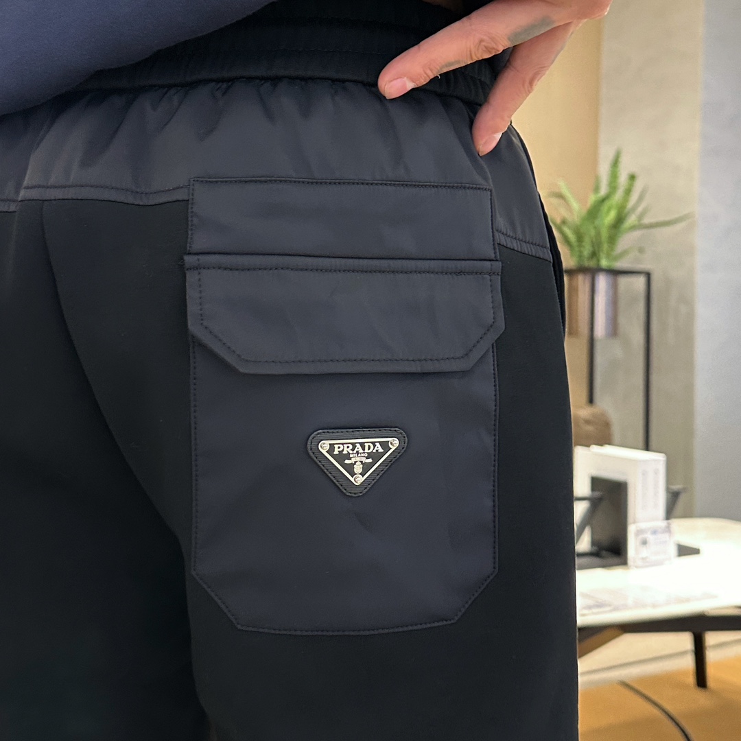   普拉达  顶级货品🐮 🆕2025春夏新款休闲裤！官网同步发售。品牌经典LOGO休闲裤 ，定制面料，舒
