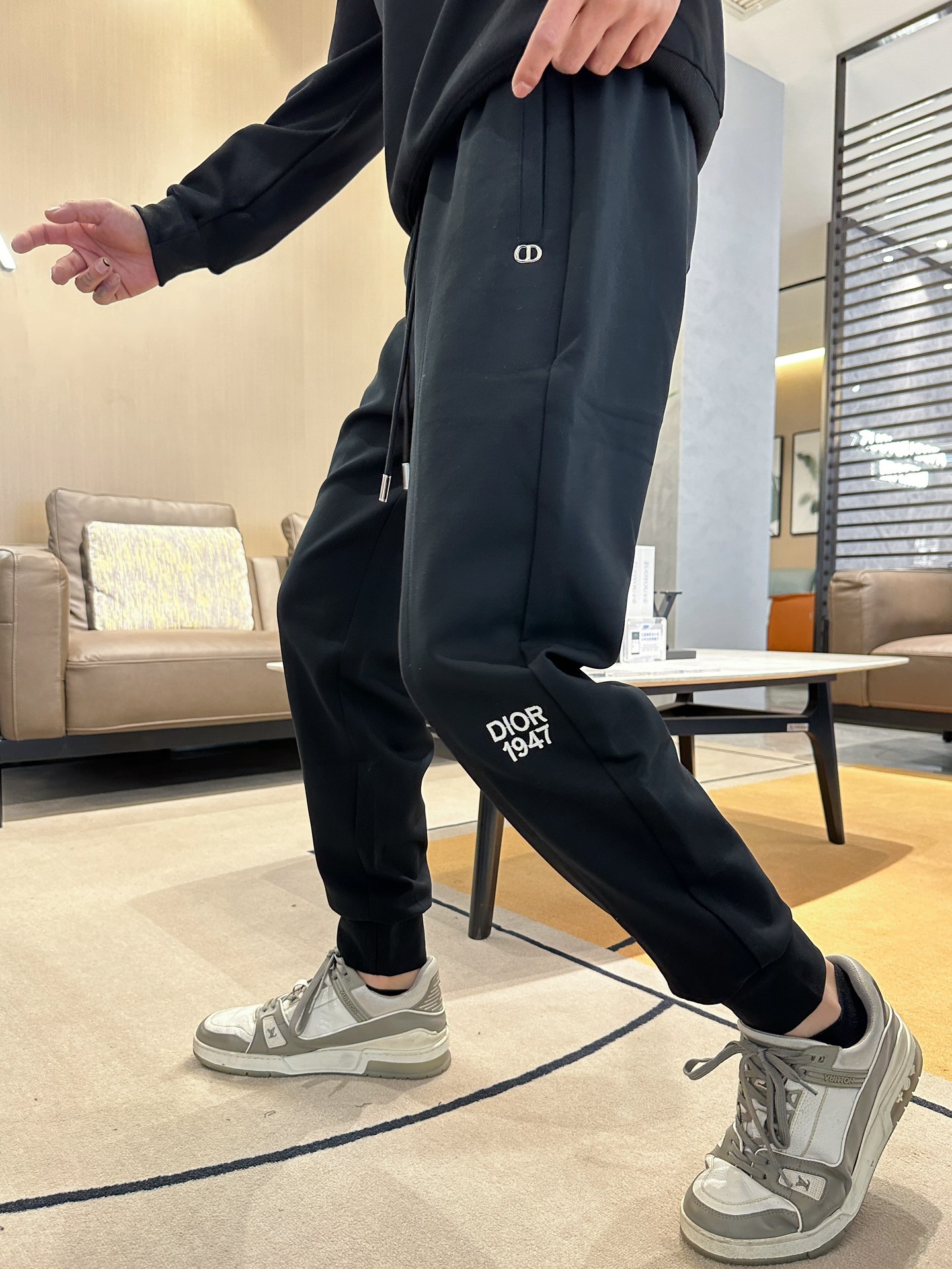   迪奥  顶级货品🐮 🆕2025春夏新款休闲裤！官网同步发售。品牌经典LOGO休闲裤 ，定制面料，舒适