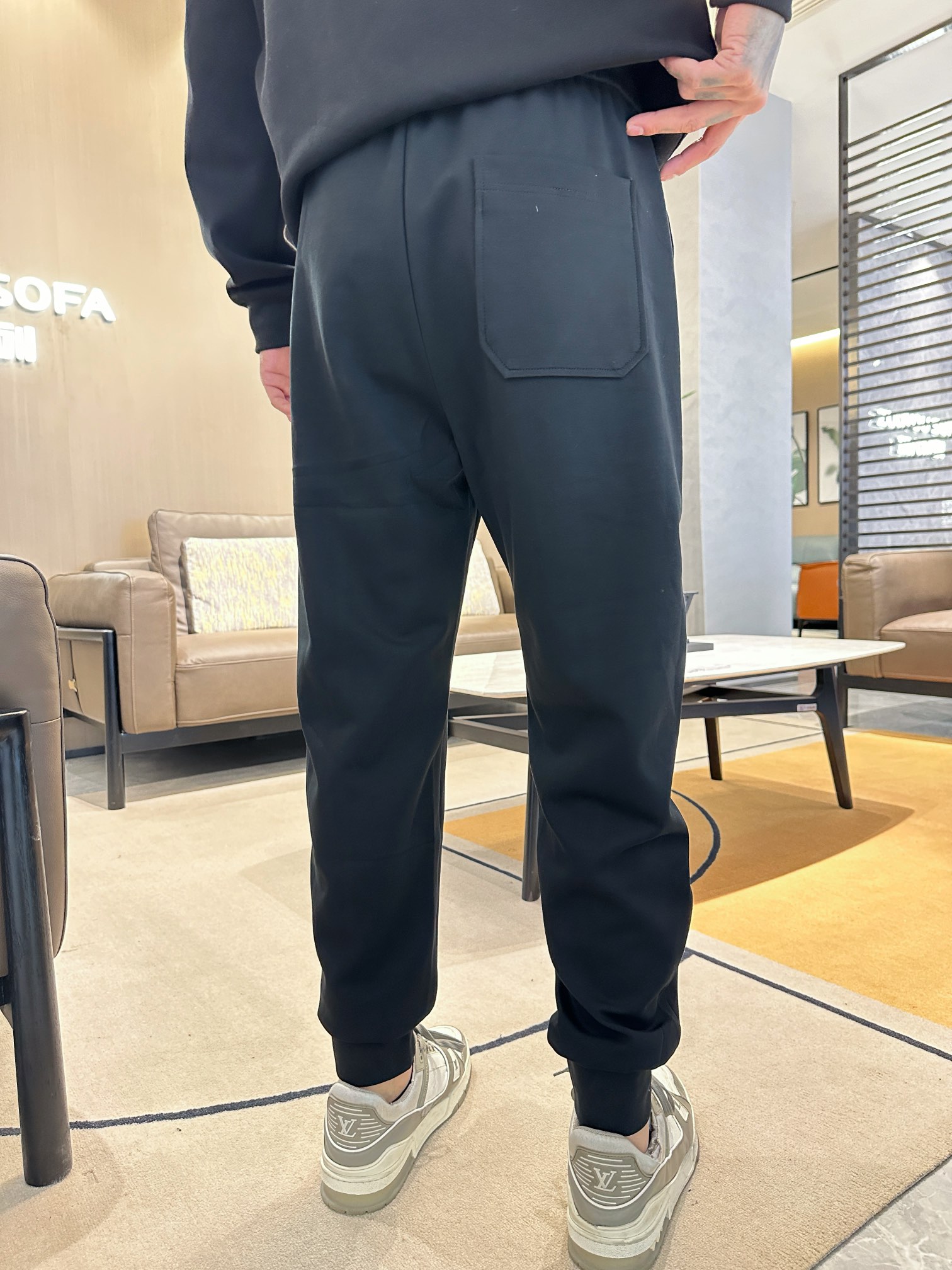   迪奥  顶级货品🐮 🆕2025春夏新款休闲裤！官网同步发售。品牌经典LOGO休闲裤 ，定制面料，舒适