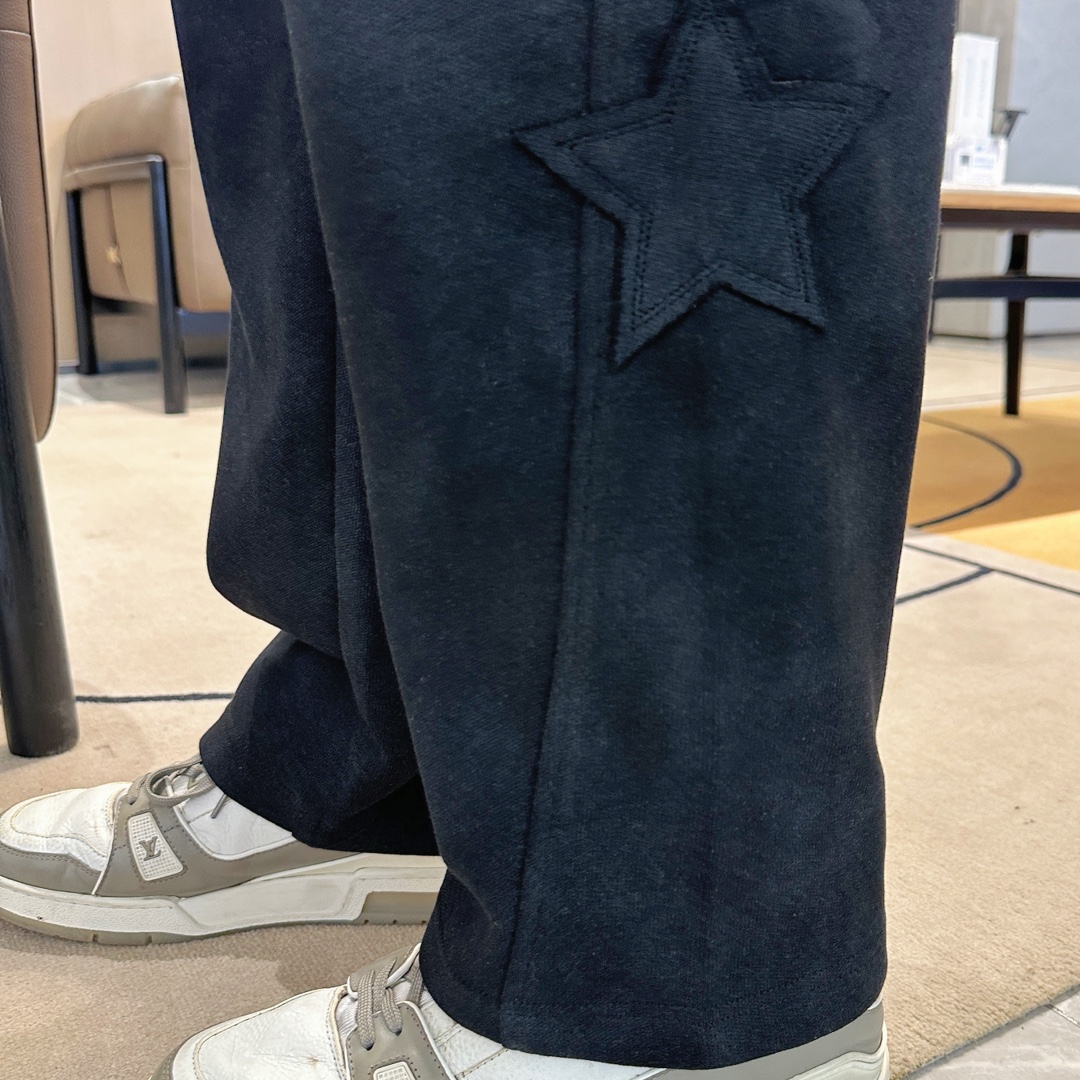   迪奥  顶级货品🐮 🆕2025春夏新款休闲裤！官网同步发售。品牌经典LOGO休闲裤 ，定制面料，舒适