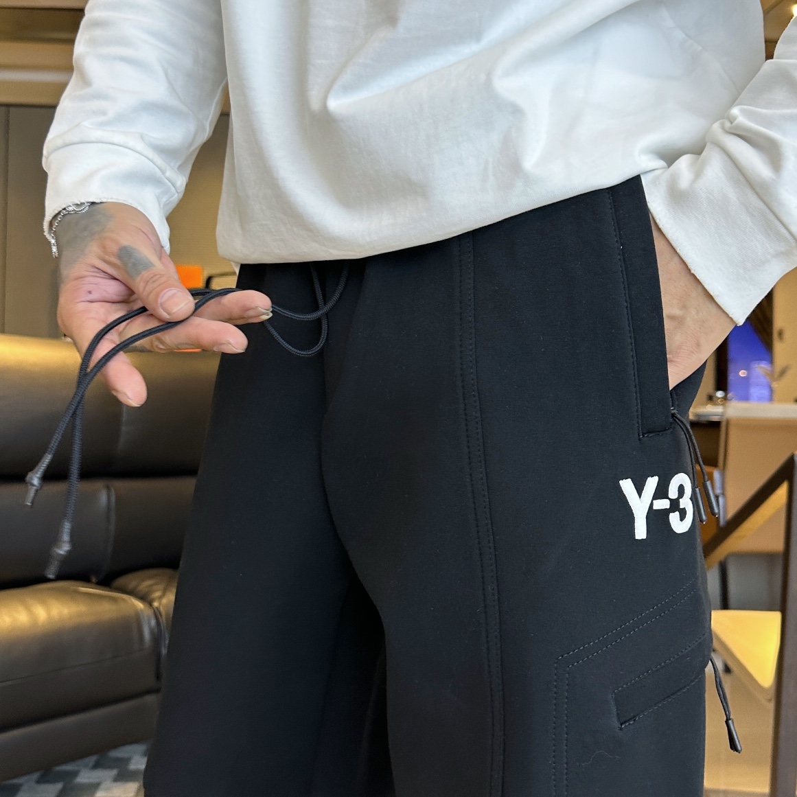 Y-3顶级货品2024秋冬新款休闲裤！官网同步发售品牌经典LOGO休闲裤定制面料舒适度极好手触感强烈辨识