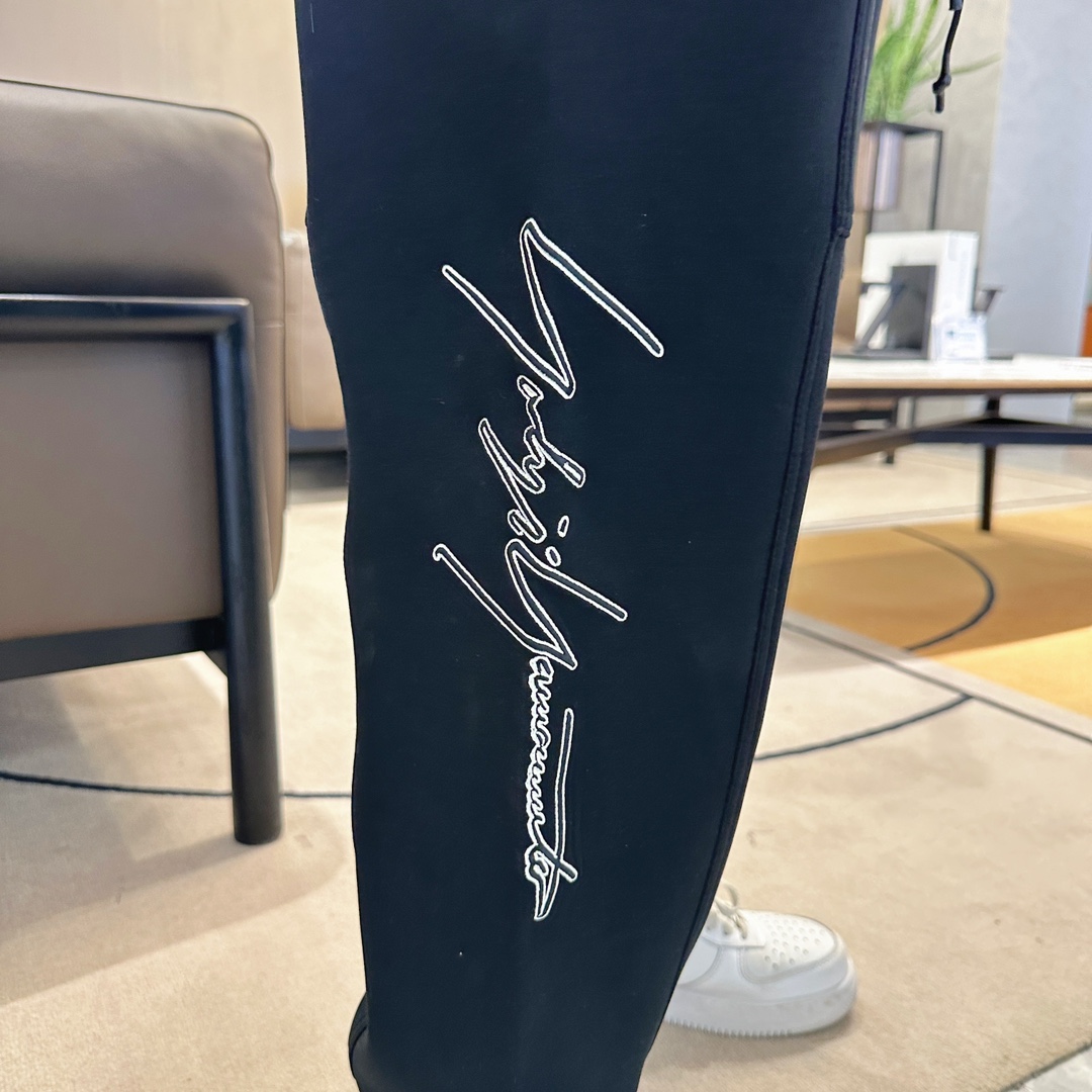   Y-3  顶级货品🐮 🆕2025春夏新款休闲裤！官网同步发售。品牌经典LOGO休闲裤 ，定制面料，舒