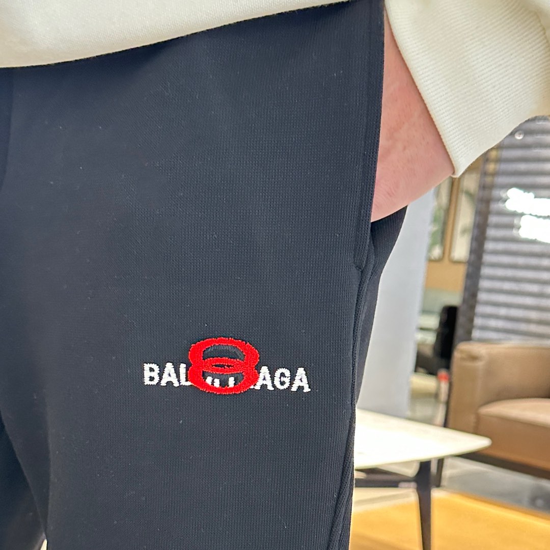   巴黎世家  顶级货品🐮 🆕2025春夏新款休闲裤！官网同步发售。品牌经典LOGO休闲裤 ，定制面料，