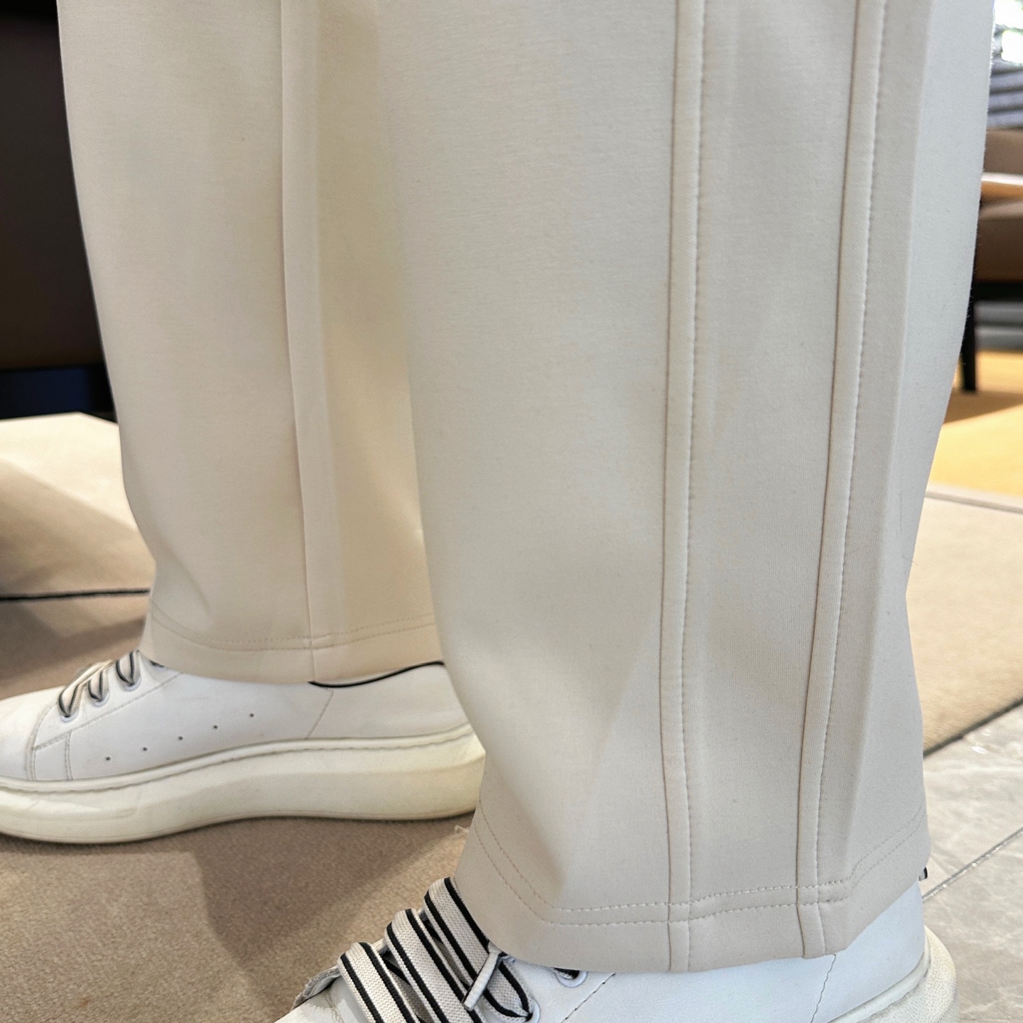   LV  顶级货品🐮 🆕2025春夏新款休闲裤！官网同步发售。品牌经典LOGO休闲裤 ，定制面料，舒适