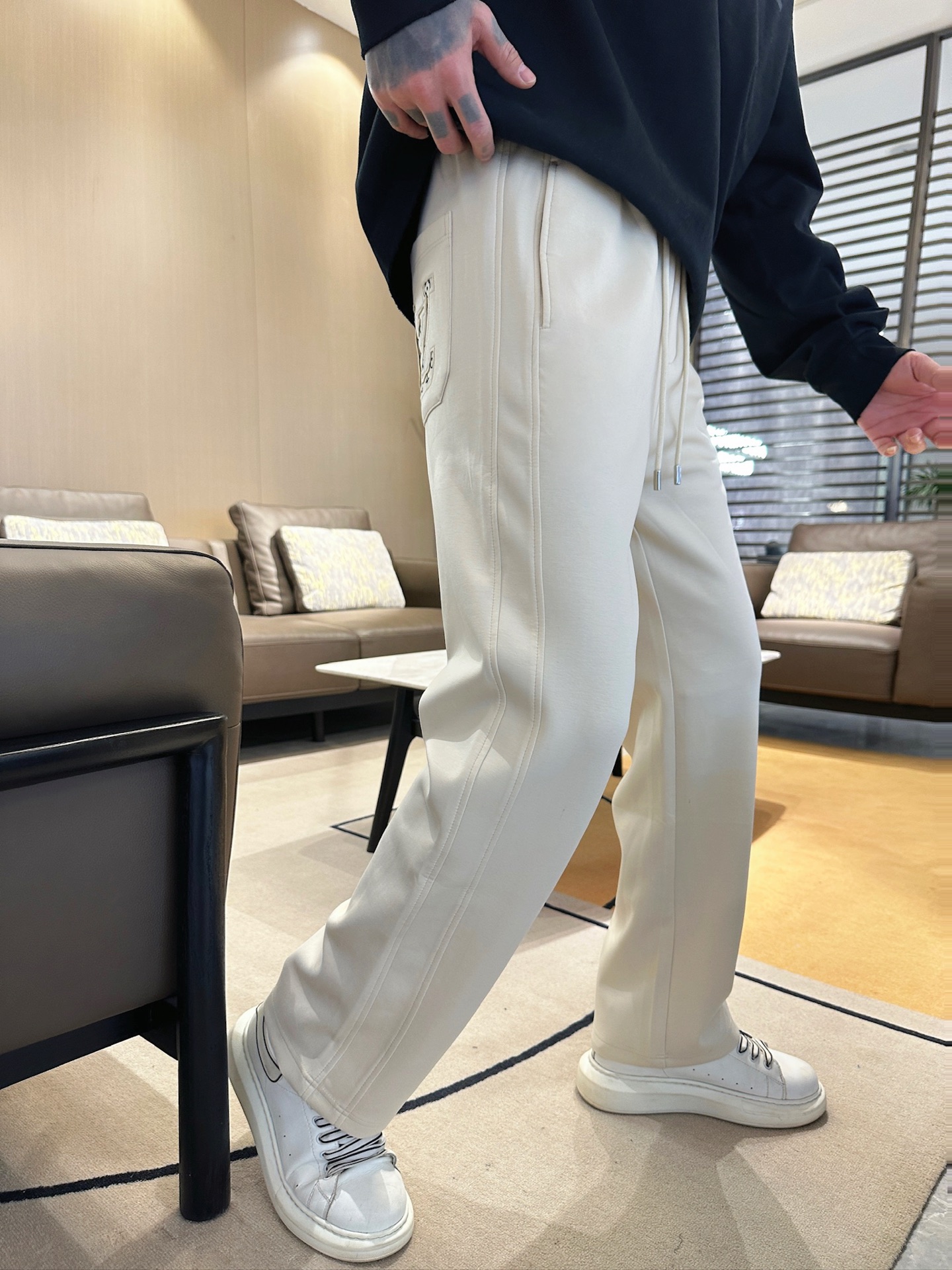   LV  顶级货品🐮 🆕2025春夏新款休闲裤！官网同步发售。品牌经典LOGO休闲裤 ，定制面料，舒适