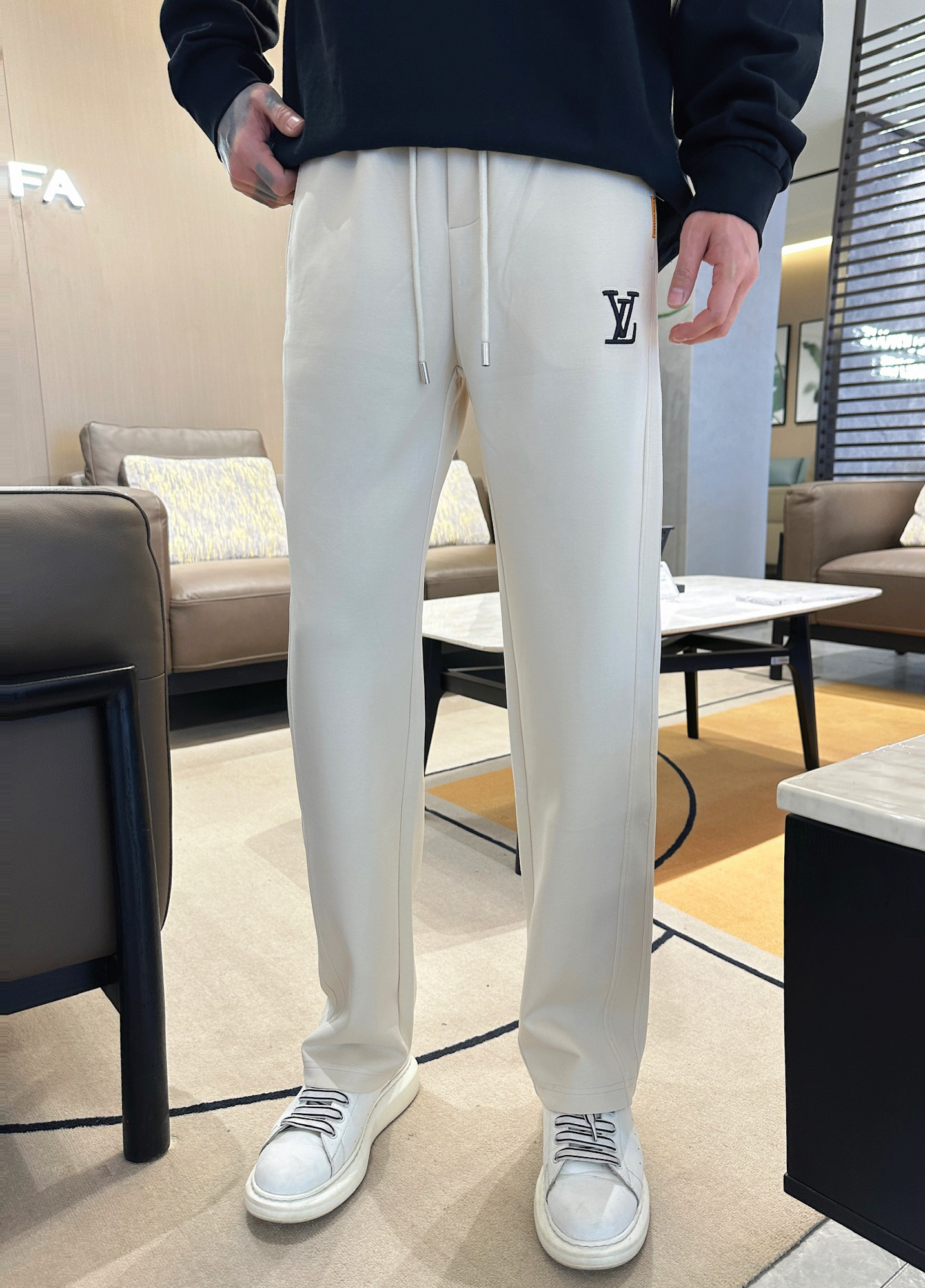   LV  顶级货品🐮 🆕2025春夏新款休闲裤！官网同步发售。品牌经典LOGO休闲裤 ，定制面料，舒适
