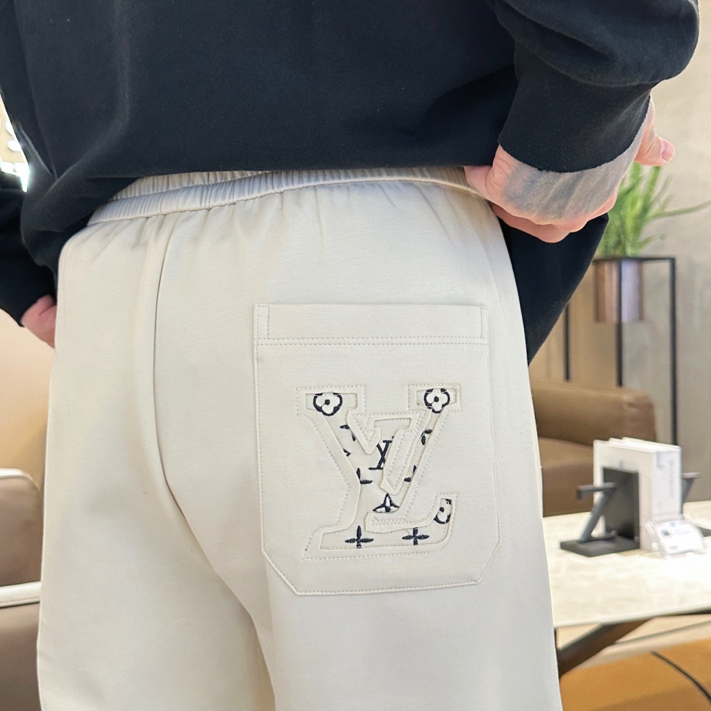   LV  顶级货品🐮 🆕2025春夏新款休闲裤！官网同步发售。品牌经典LOGO休闲裤 ，定制面料，舒适