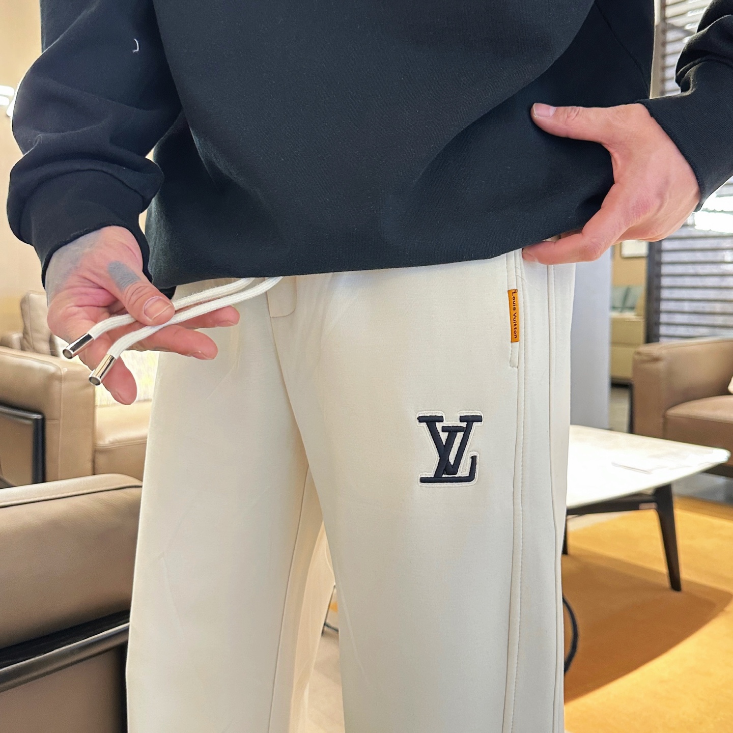   LV  顶级货品🐮 🆕2025春夏新款休闲裤！官网同步发售。品牌经典LOGO休闲裤 ，定制面料，舒适