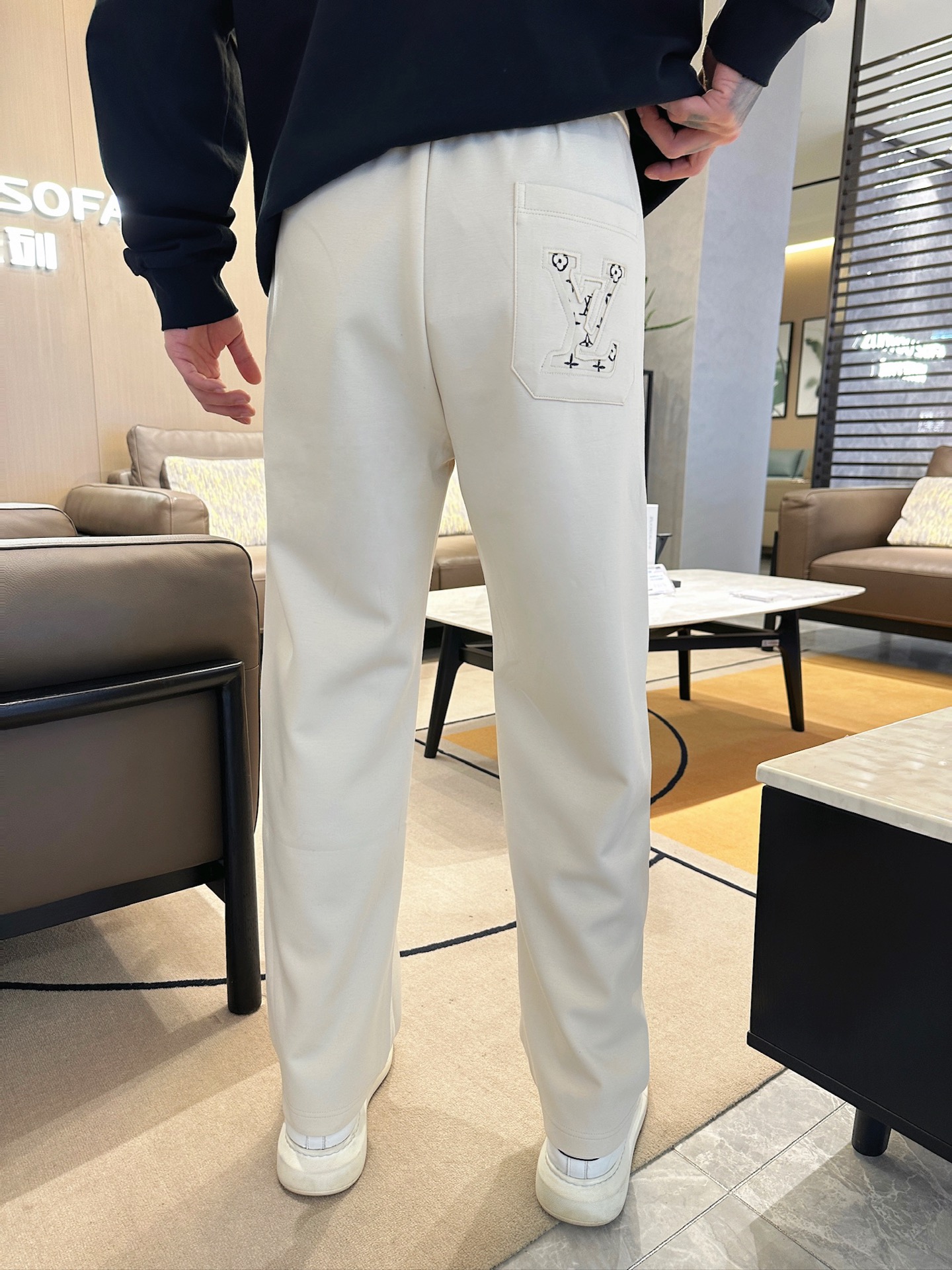   LV  顶级货品🐮 🆕2025春夏新款休闲裤！官网同步发售。品牌经典LOGO休闲裤 ，定制面料，舒适