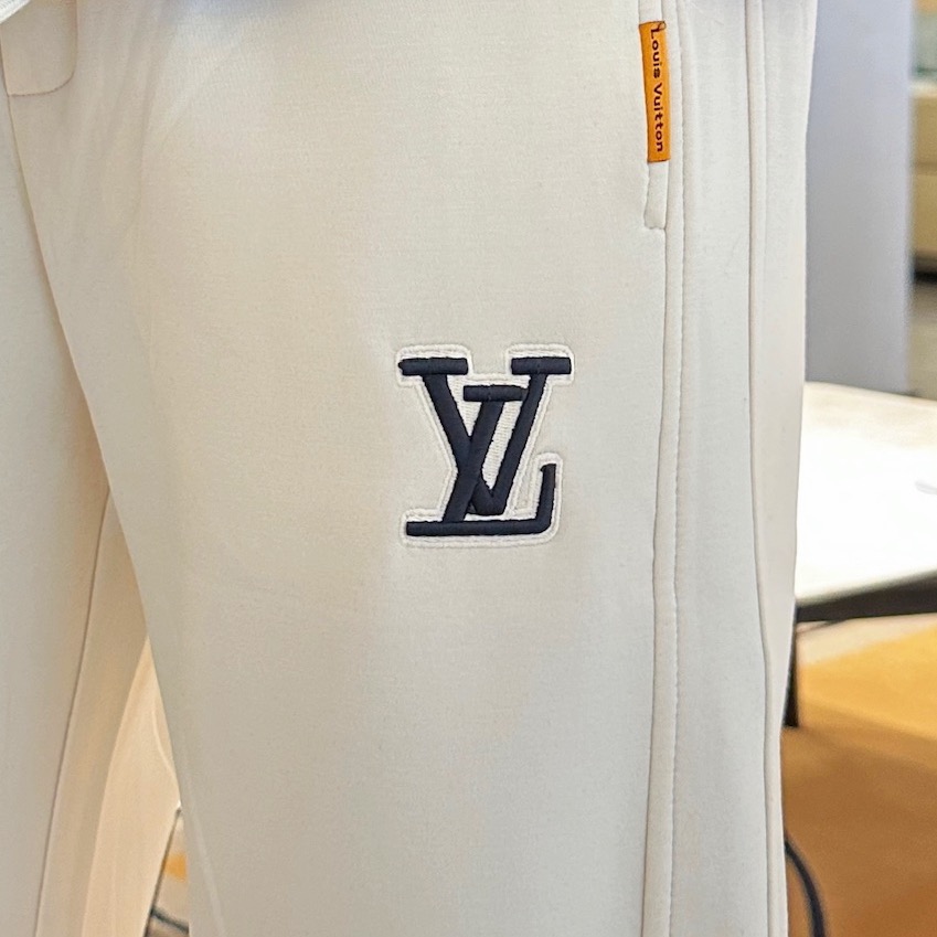   LV  顶级货品🐮 🆕2025春夏新款休闲裤！官网同步发售。品牌经典LOGO休闲裤 ，定制面料，舒适