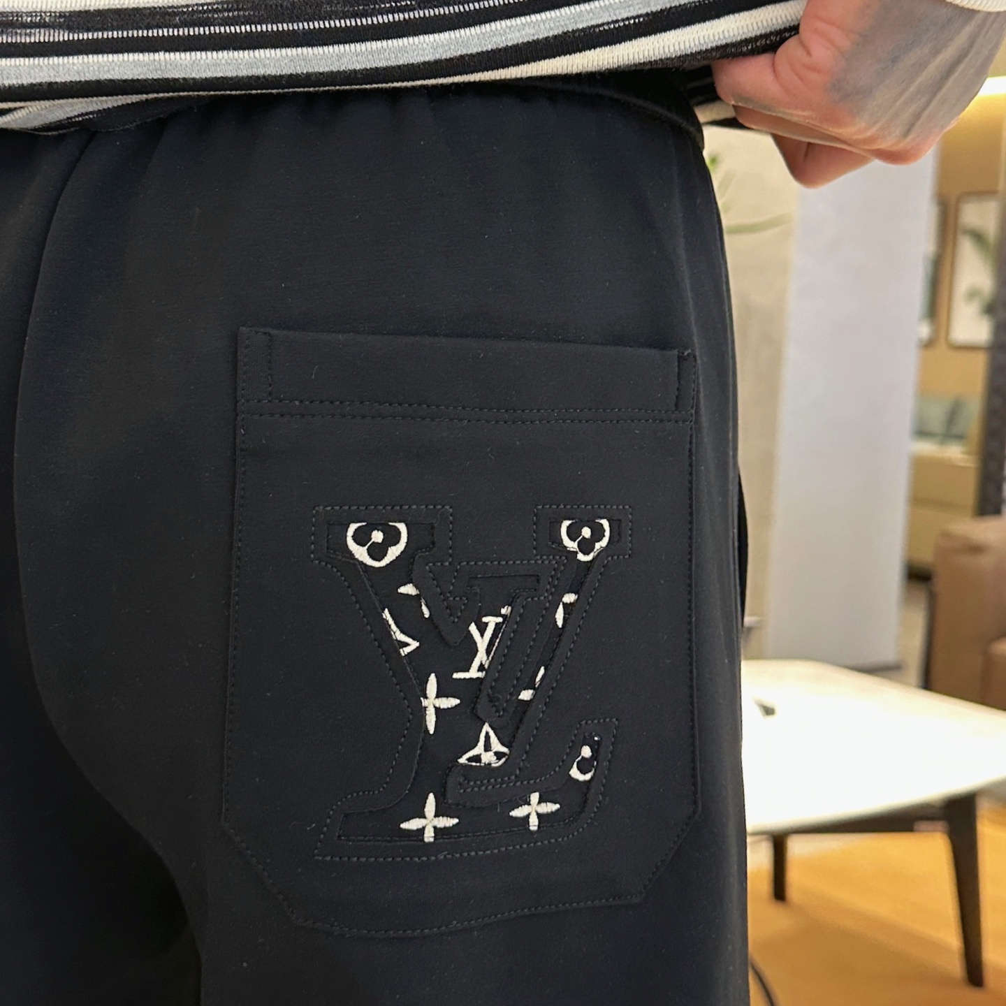   LV  顶级货品🐮 🆕2025春夏新款休闲裤！官网同步发售。品牌经典LOGO休闲裤 ，定制面料，舒适