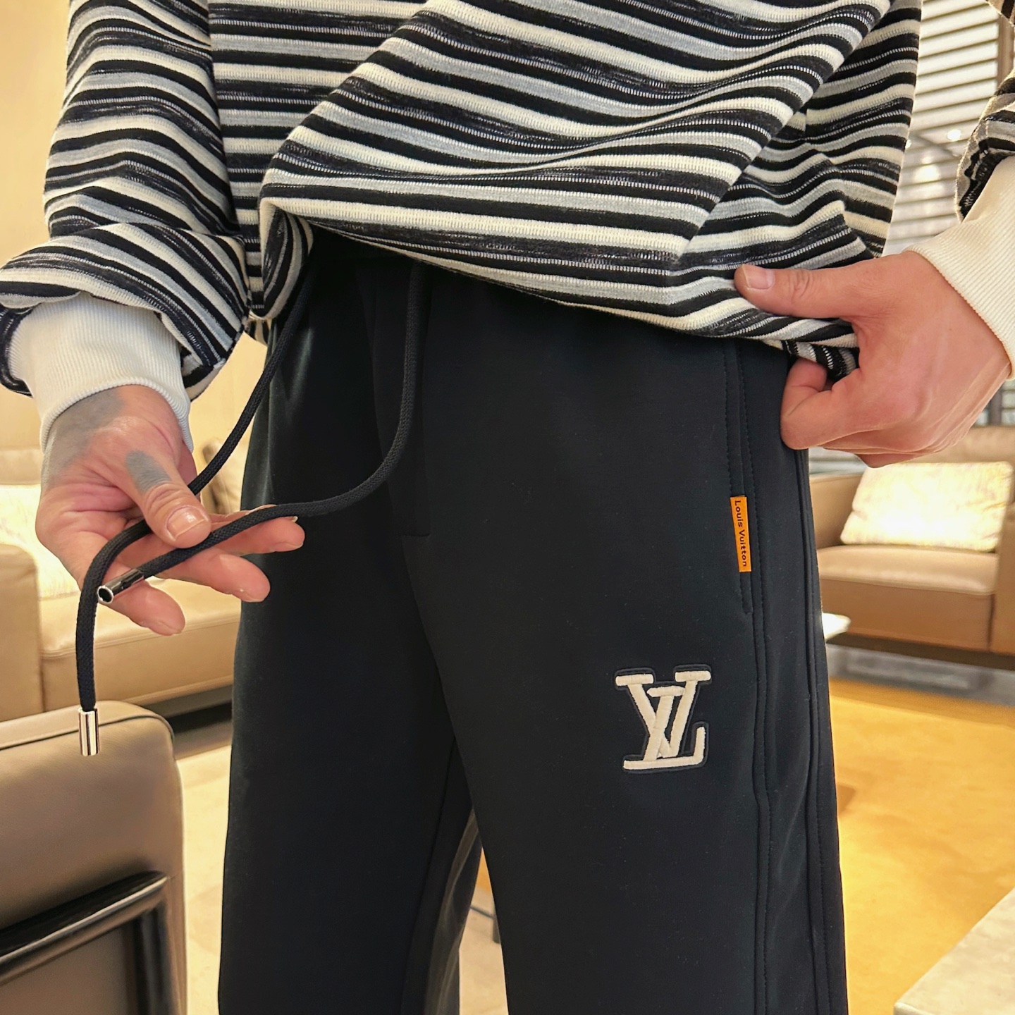   LV  顶级货品🐮 🆕2025春夏新款休闲裤！官网同步发售。品牌经典LOGO休闲裤 ，定制面料，舒适