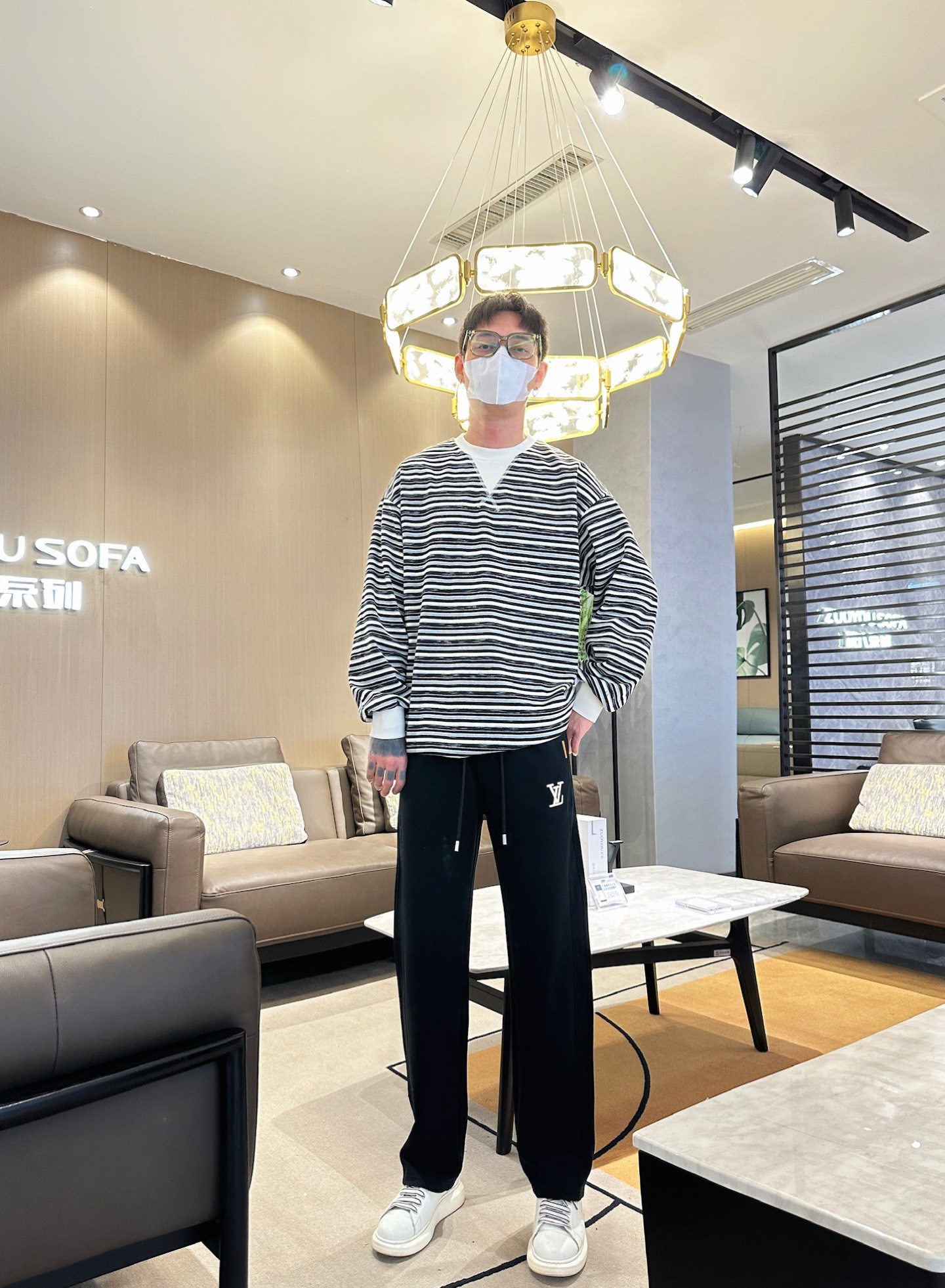   LV  顶级货品🐮 🆕2025春夏新款休闲裤！官网同步发售。品牌经典LOGO休闲裤 ，定制面料，舒适