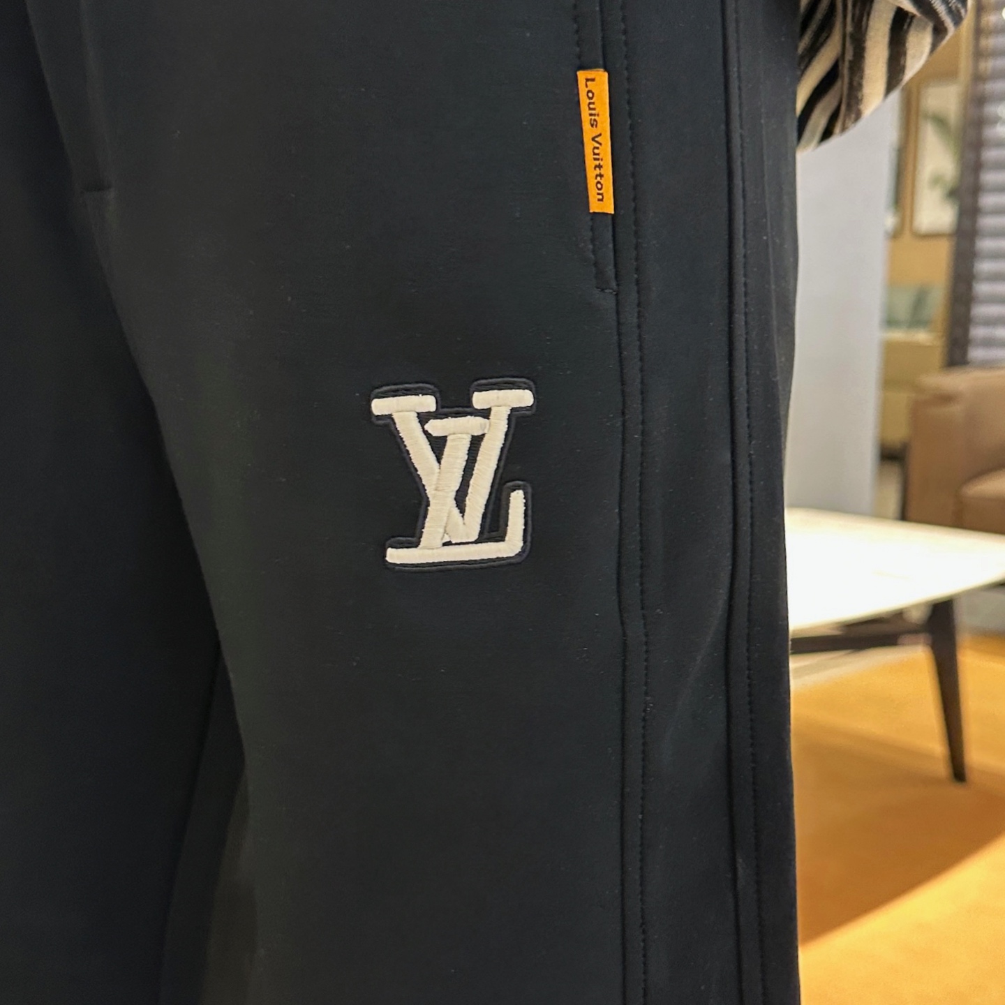   LV  顶级货品🐮 🆕2025春夏新款休闲裤！官网同步发售。品牌经典LOGO休闲裤 ，定制面料，舒适