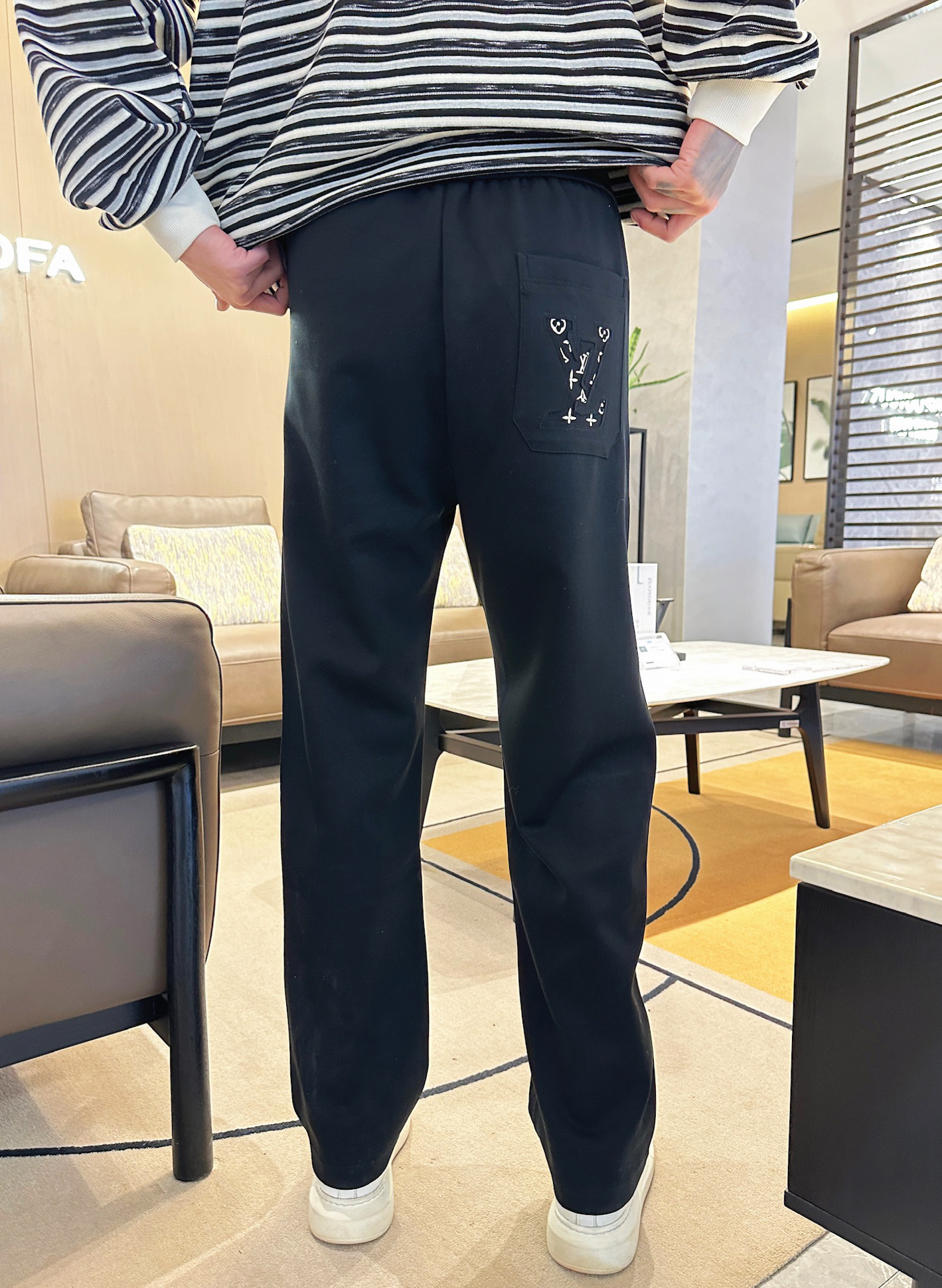   LV  顶级货品🐮 🆕2025春夏新款休闲裤！官网同步发售。品牌经典LOGO休闲裤 ，定制面料，舒适