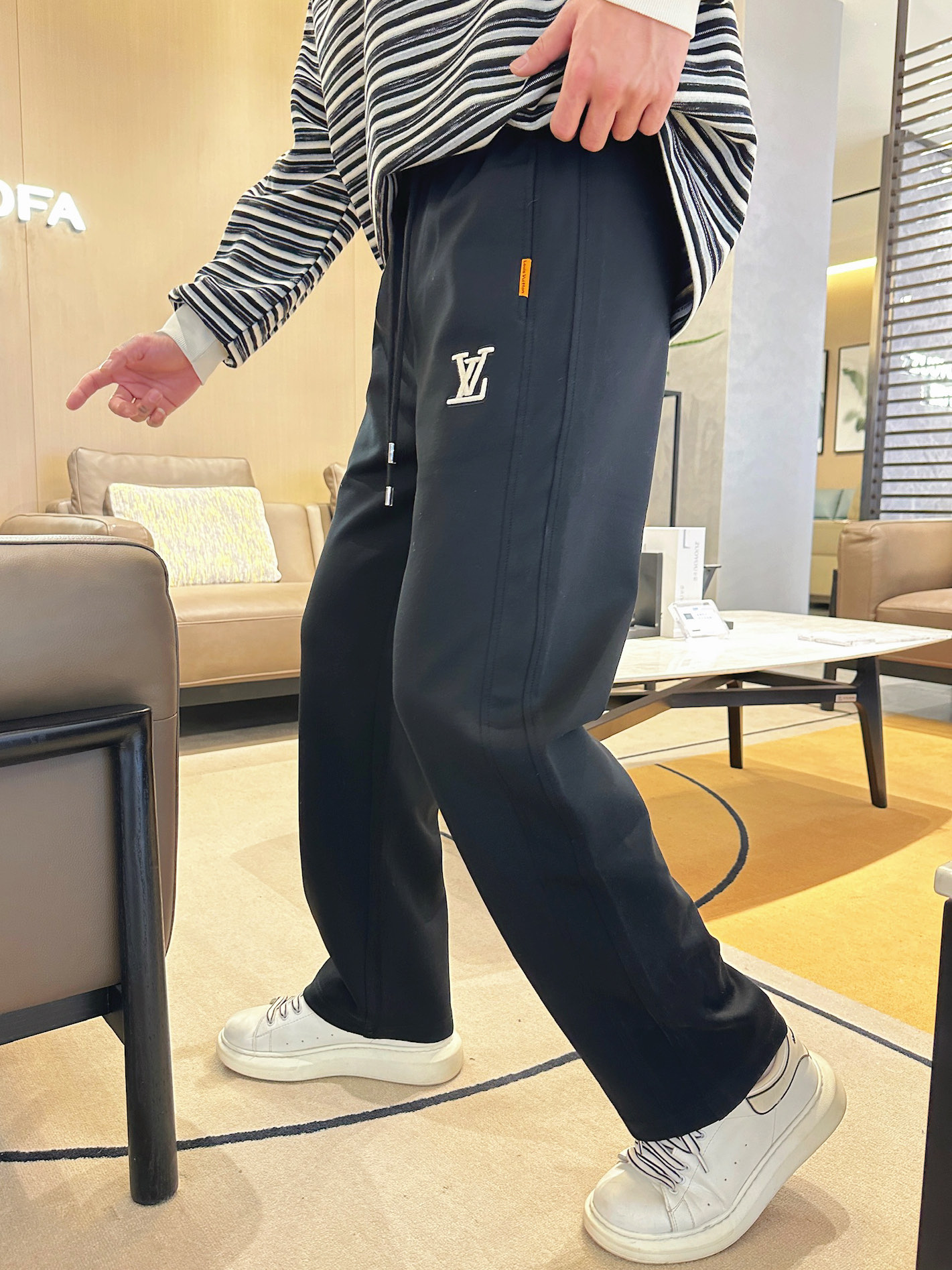  LV  顶级货品🐮 🆕2025春夏新款休闲裤！官网同步发售。品牌经典LOGO休闲裤 ，定制面料，舒适