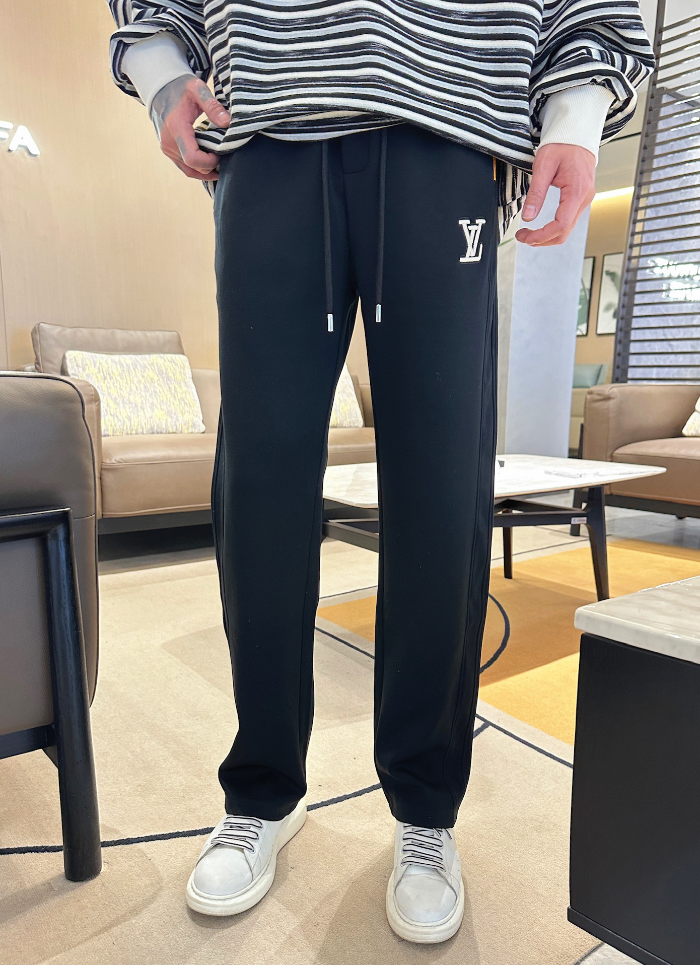   LV  顶级货品🐮 🆕2025春夏新款休闲裤！官网同步发售。品牌经典LOGO休闲裤 ，定制面料，舒适