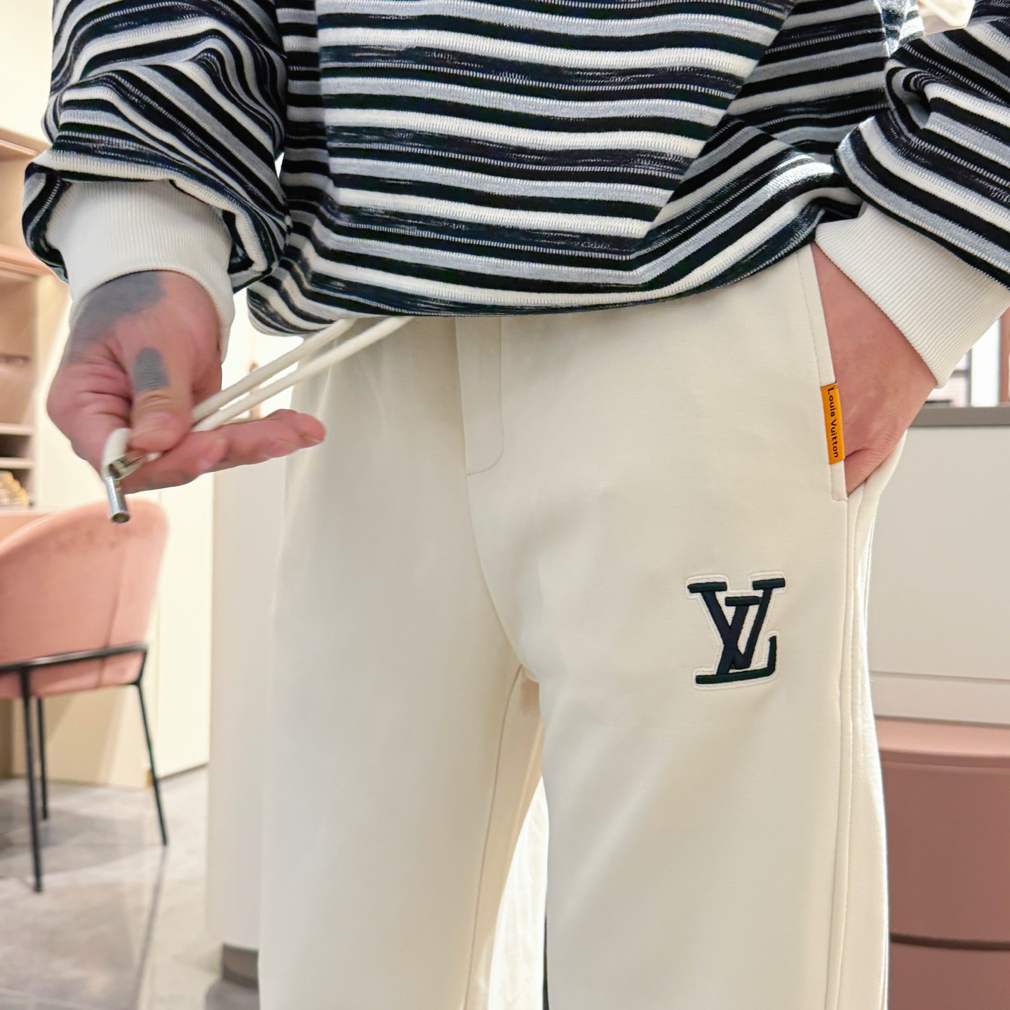   LV  顶级货品🐮🆕2025春夏新款休闲裤！官网同步发售。品牌经典LOGO休闲裤 ，定制面料，舒适度