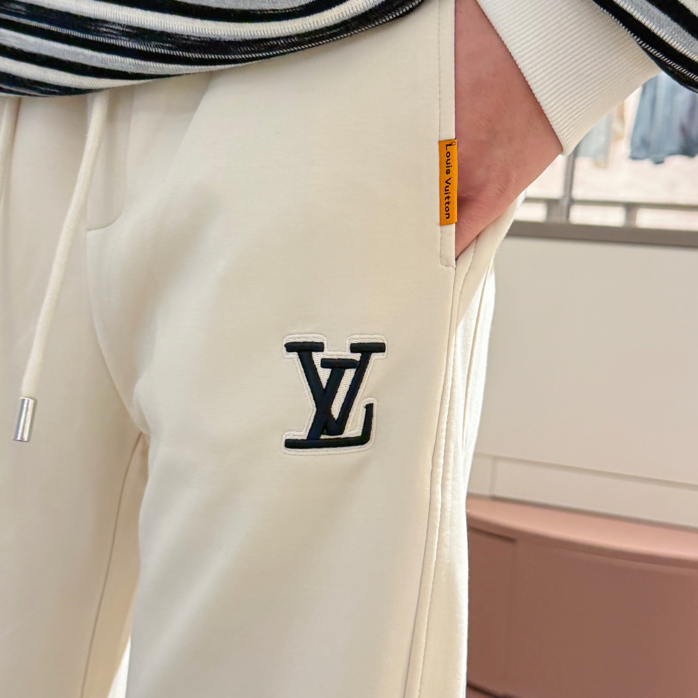   LV  顶级货品🐮🆕2025春夏新款休闲裤！官网同步发售。品牌经典LOGO休闲裤 ，定制面料，舒适度