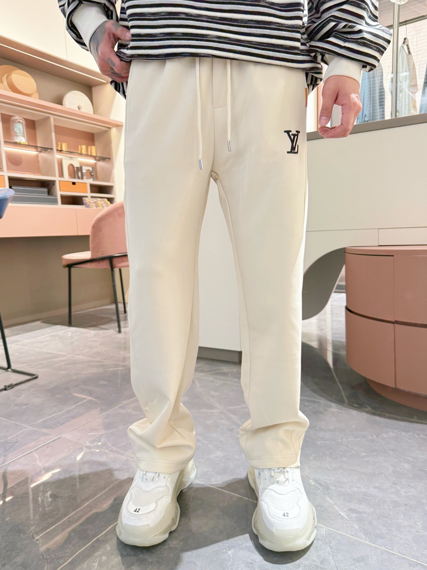   LV  顶级货品🐮🆕2025春夏新款休闲裤！官网同步发售。品牌经典LOGO休闲裤 ，定制面料，舒适度