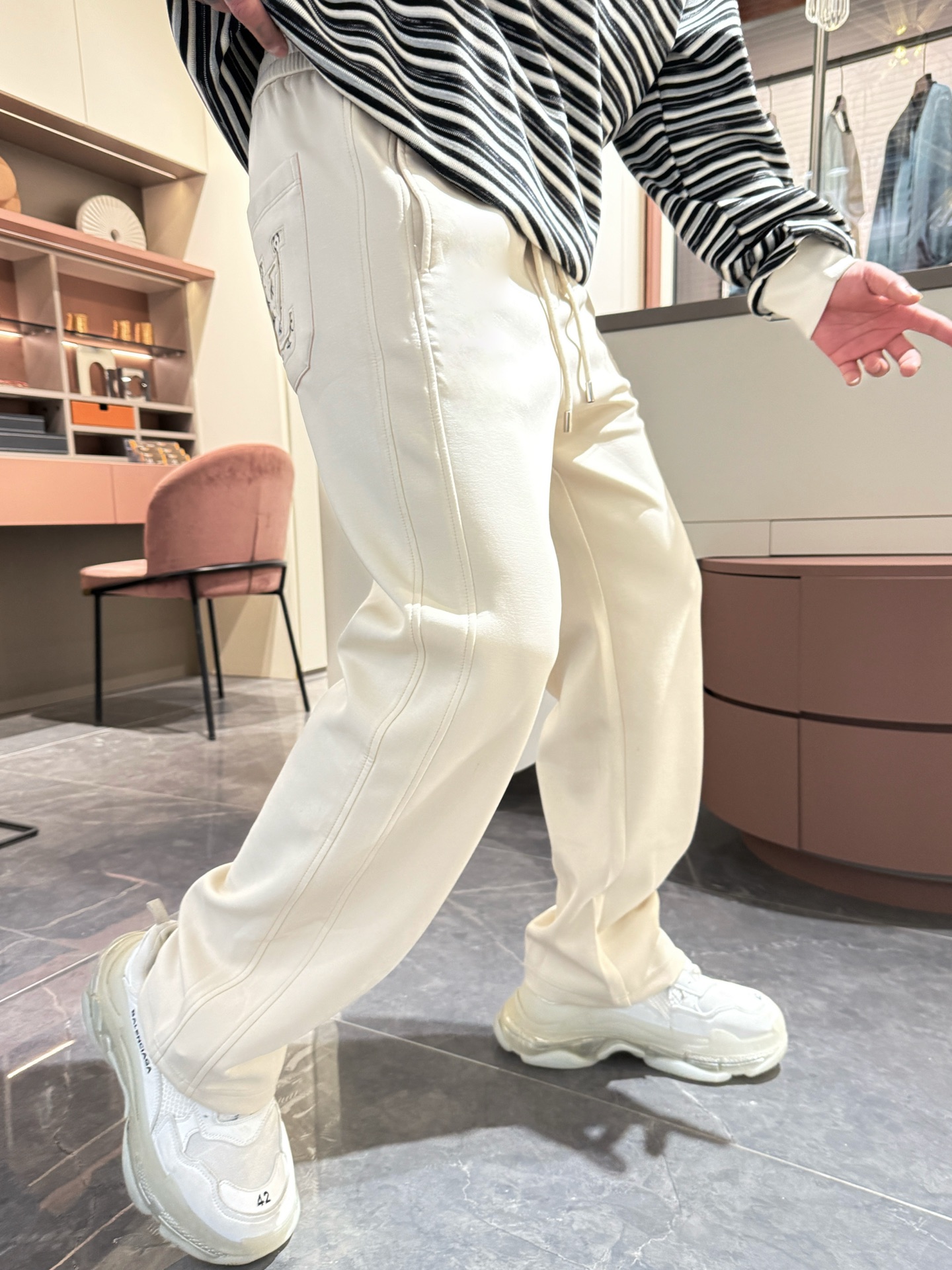   LV  顶级货品🐮🆕2025春夏新款休闲裤！官网同步发售。品牌经典LOGO休闲裤 ，定制面料，舒适度