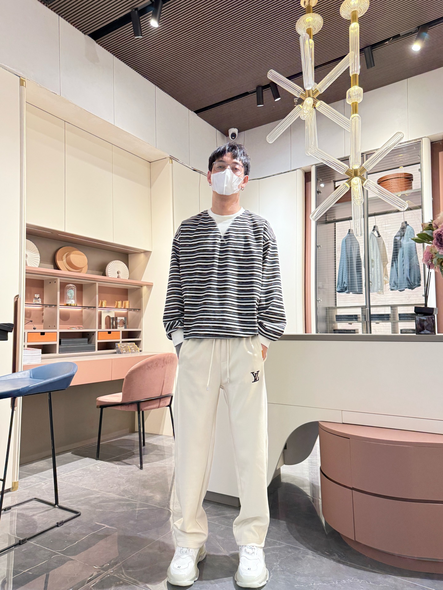   LV  顶级货品🐮🆕2025春夏新款休闲裤！官网同步发售。品牌经典LOGO休闲裤 ，定制面料，舒适度
