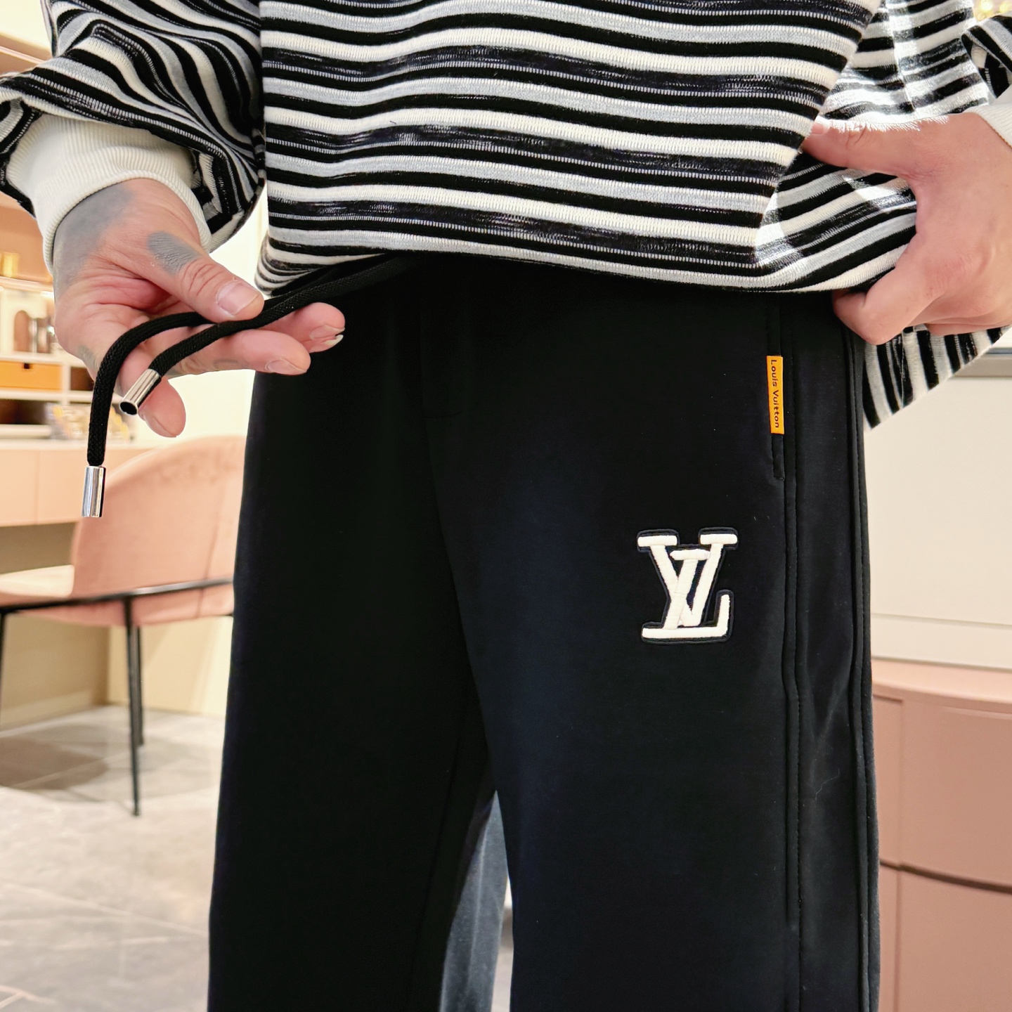   LV  顶级货品🐮🆕2025春夏新款休闲裤！官网同步发售。品牌经典LOGO休闲裤 ，定制面料，舒适度