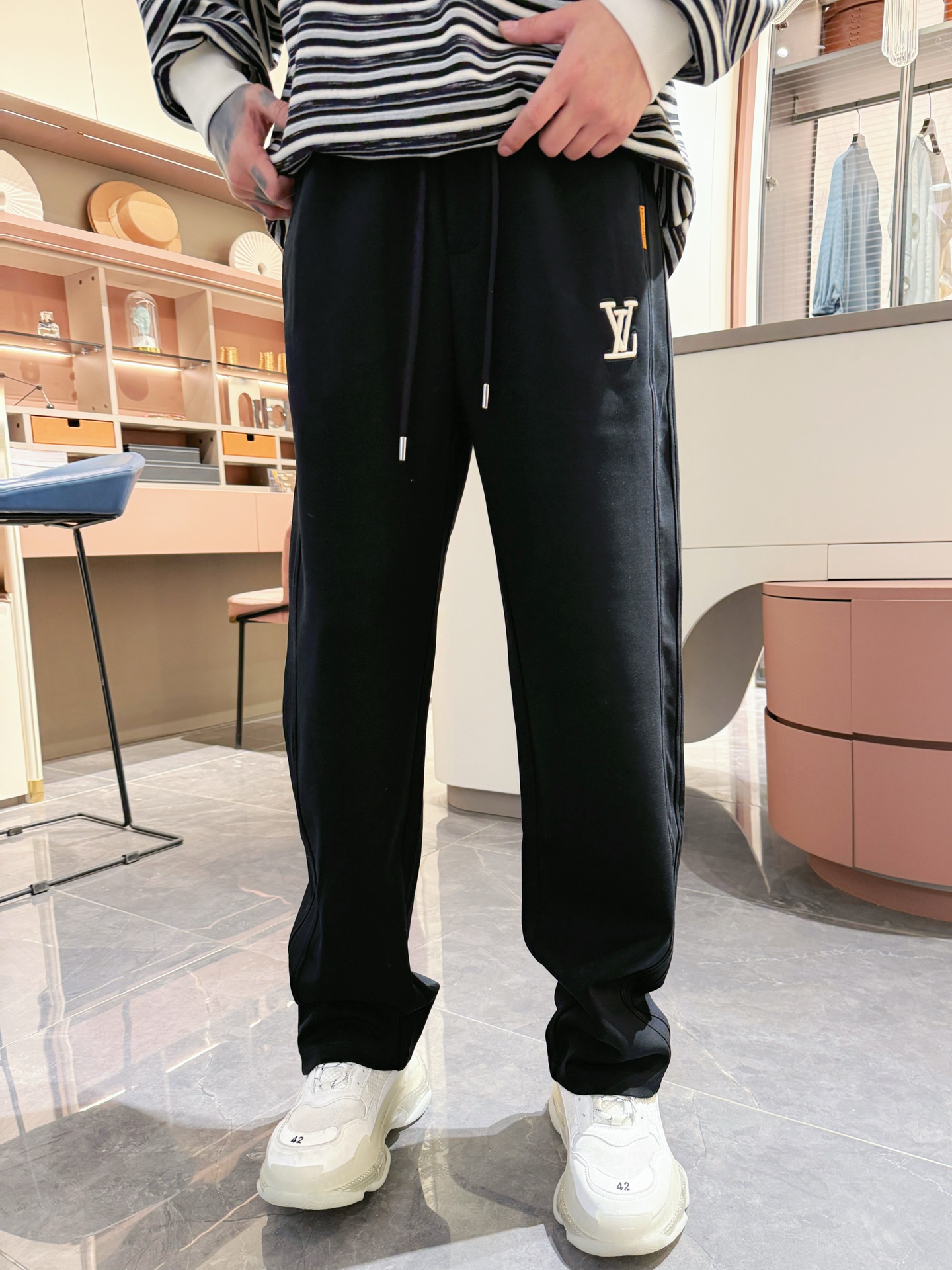   LV  顶级货品🐮🆕2025春夏新款休闲裤！官网同步发售。品牌经典LOGO休闲裤 ，定制面料，舒适度