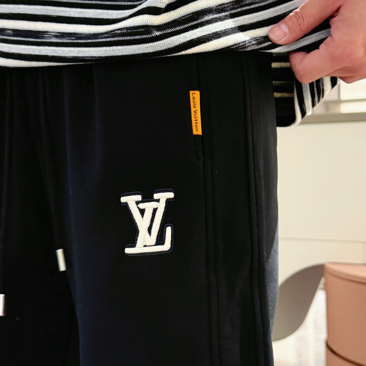   LV  顶级货品🐮🆕2025春夏新款休闲裤！官网同步发售。品牌经典LOGO休闲裤 ，定制面料，舒适度