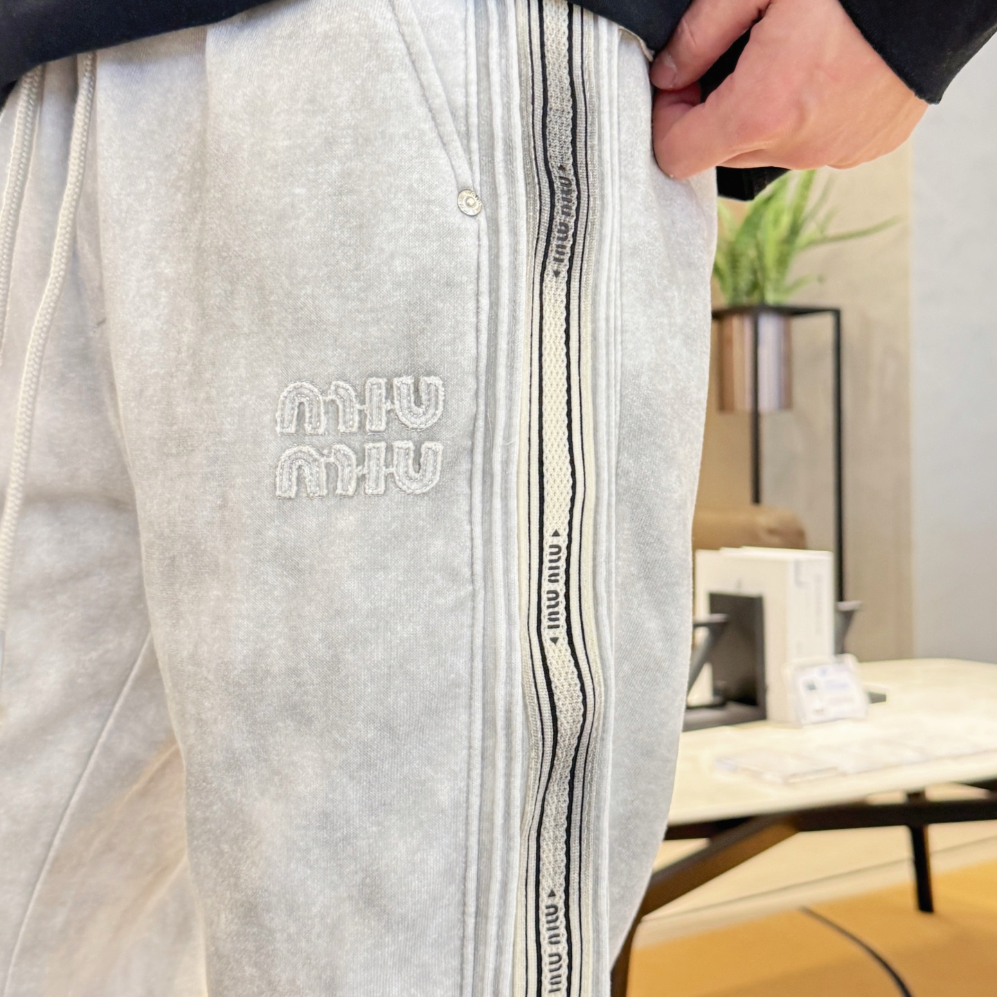   MIU  顶级货品🐮 🆕2025春夏新款休闲裤！官网同步发售。品牌经典LOGO休闲裤 ，定制面料，舒