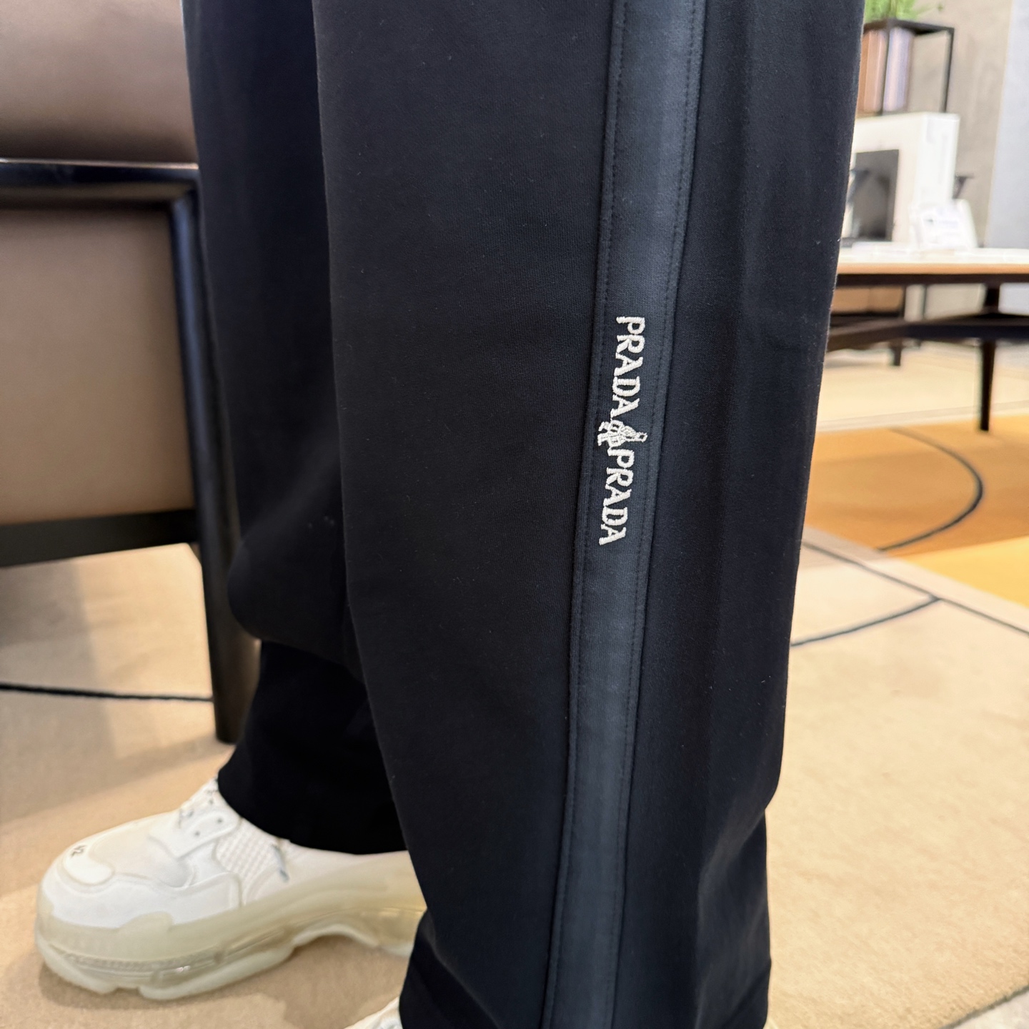   普拉达  顶级货品🐮 🆕2025春夏新款休闲裤！官网同步发售。品牌经典LOGO休闲裤 ，定制面料，舒