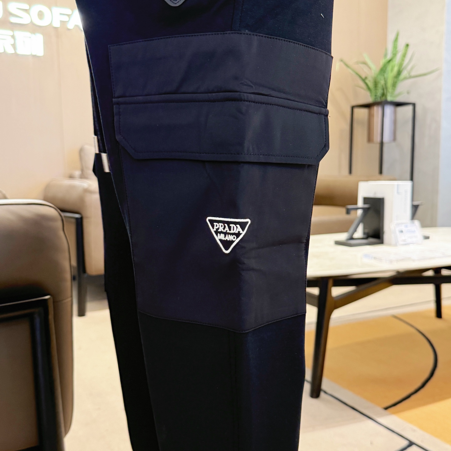   普拉达  顶级货品🐮 🆕2025春夏新款休闲裤！官网同步发售。品牌经典LOGO休闲裤 ，定制面料，舒