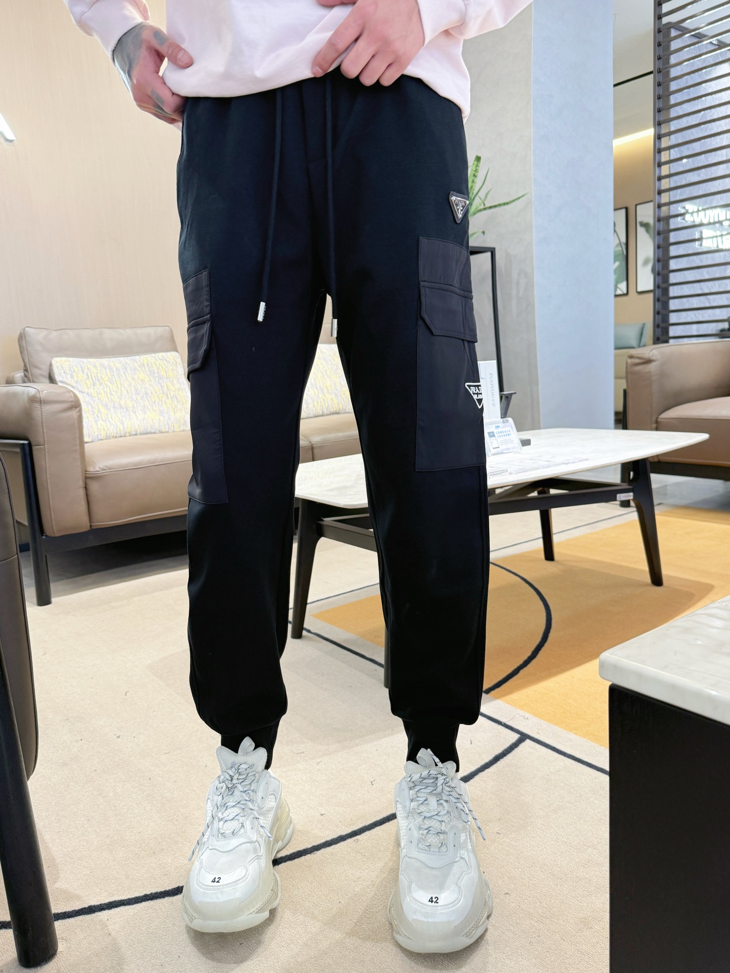   普拉达  顶级货品🐮 🆕2025春夏新款休闲裤！官网同步发售。品牌经典LOGO休闲裤 ，定制面料，舒