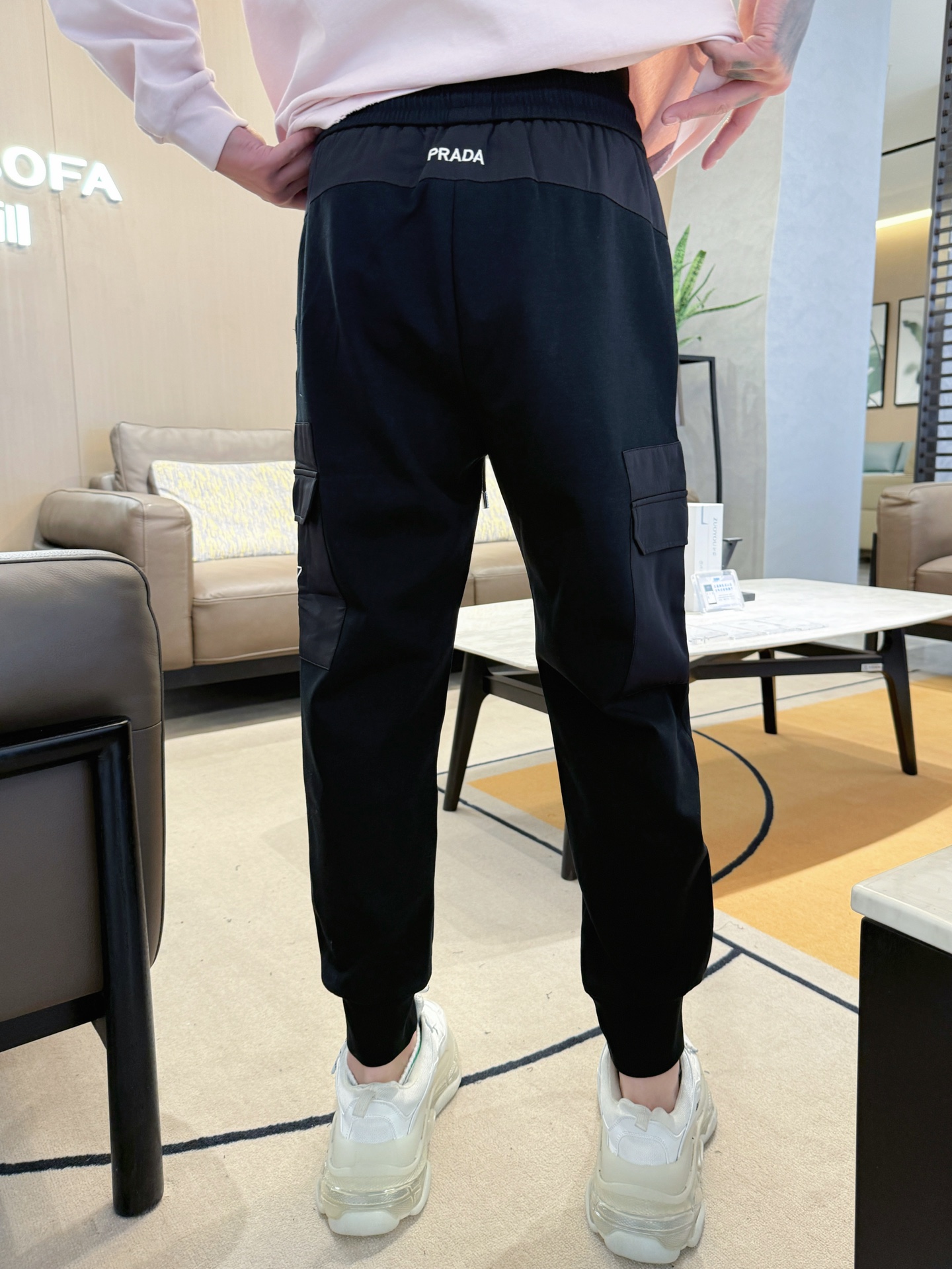   普拉达  顶级货品🐮 🆕2025春夏新款休闲裤！官网同步发售。品牌经典LOGO休闲裤 ，定制面料，舒