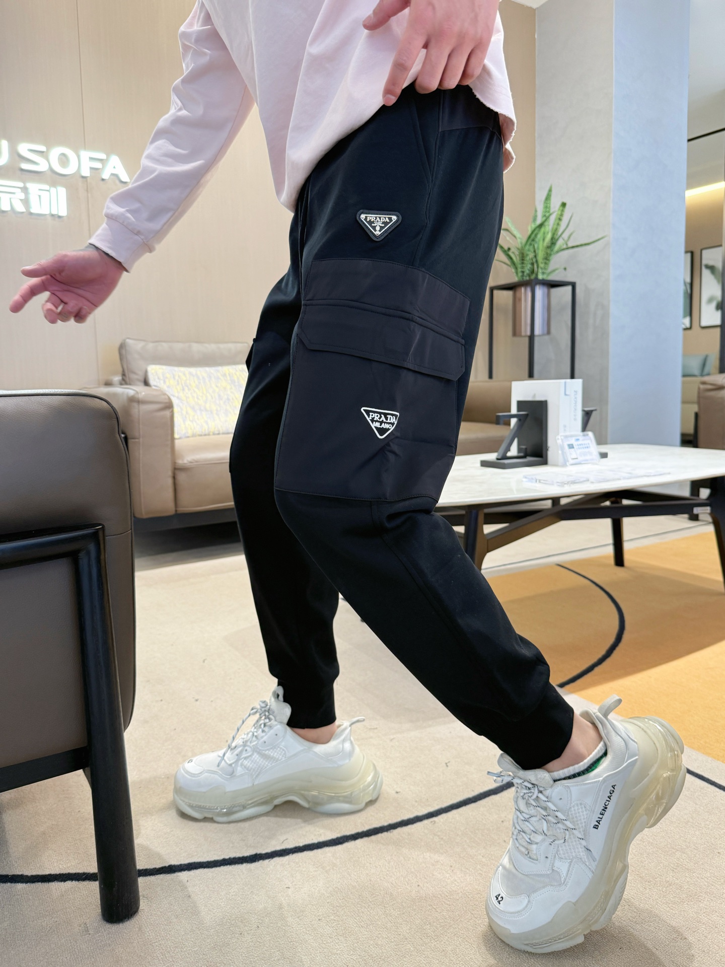   普拉达  顶级货品🐮 🆕2025春夏新款休闲裤！官网同步发售。品牌经典LOGO休闲裤 ，定制面料，舒