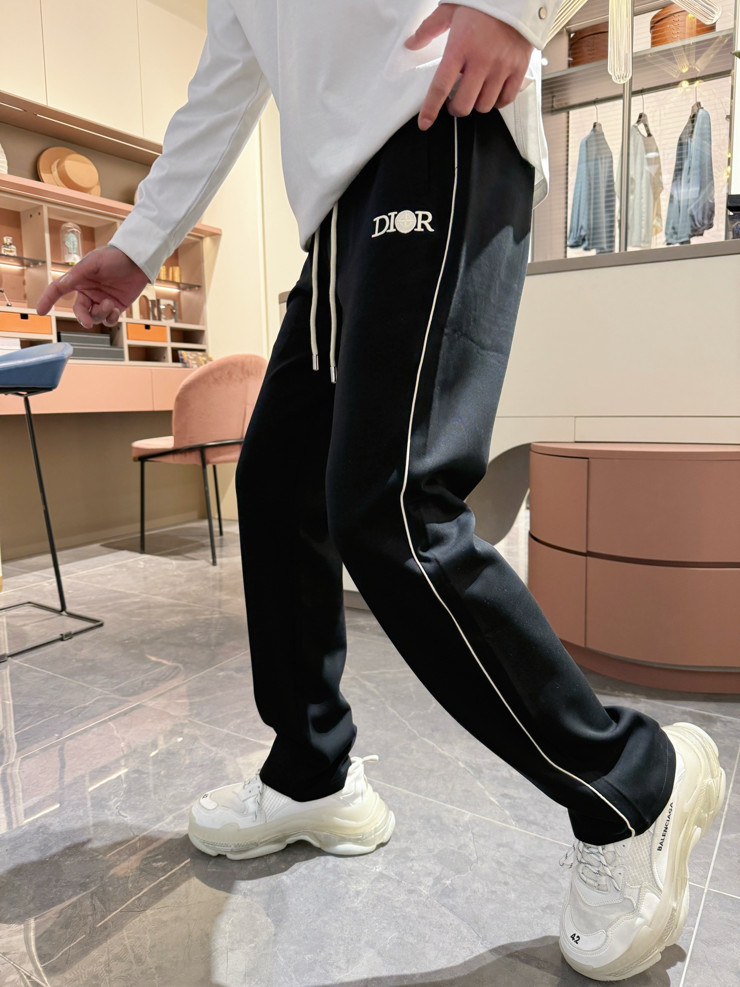   迪奥  顶级货品🐮🆕2025春夏新款休闲裤！官网同步发售。品牌经典LOGO休闲裤 ，定制面料，舒适度