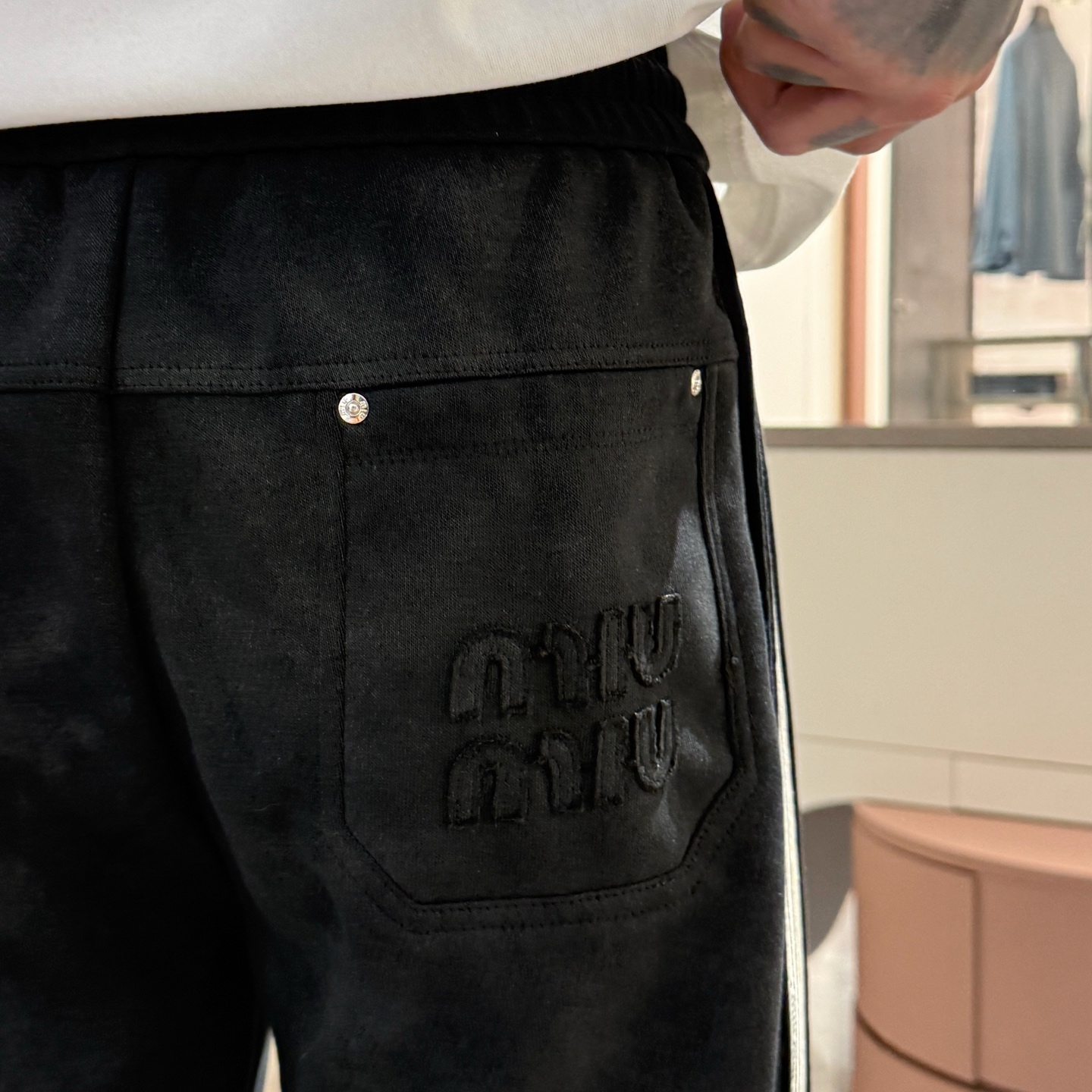   MIU  顶级货品🐮🆕2025春夏新款休闲裤！官网同步发售。品牌经典LOGO休闲裤 ，定制面料，舒适