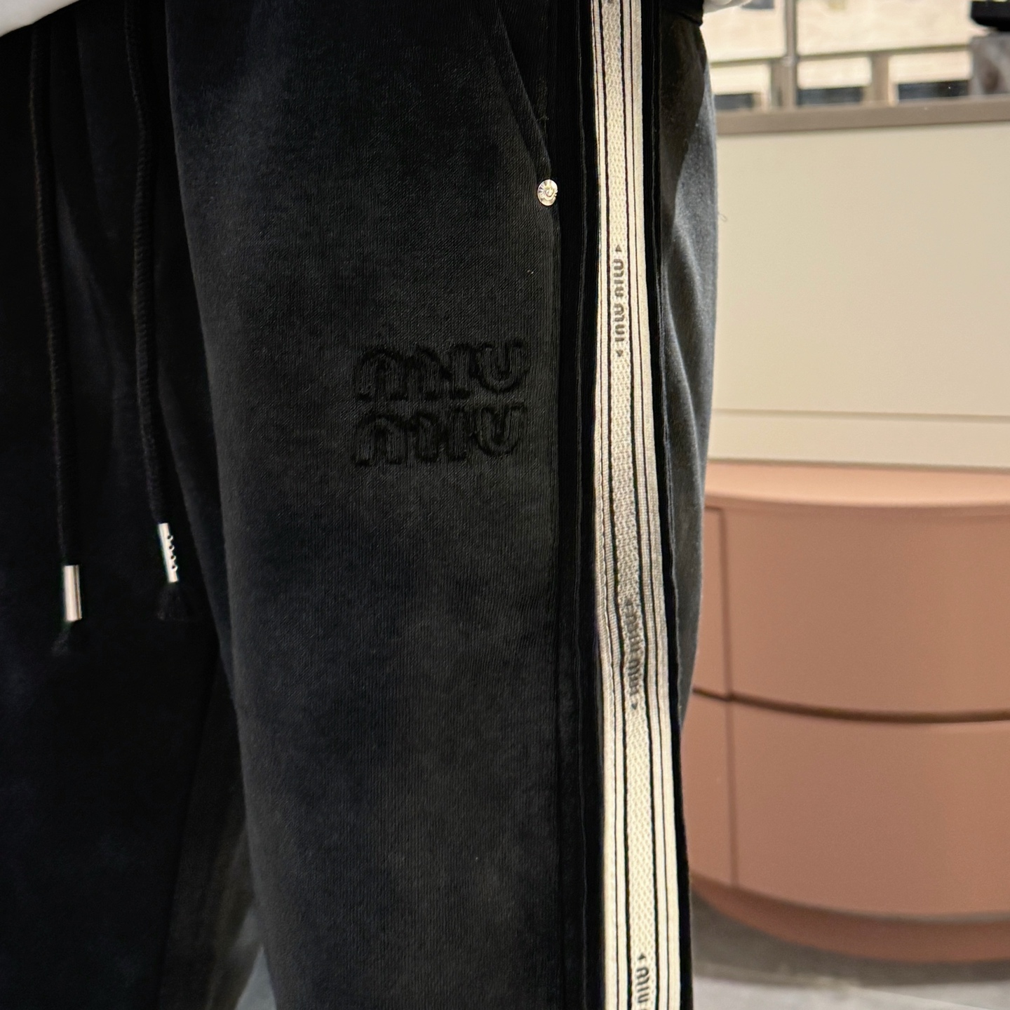   MIU  顶级货品🐮🆕2025春夏新款休闲裤！官网同步发售。品牌经典LOGO休闲裤 ，定制面料，舒适