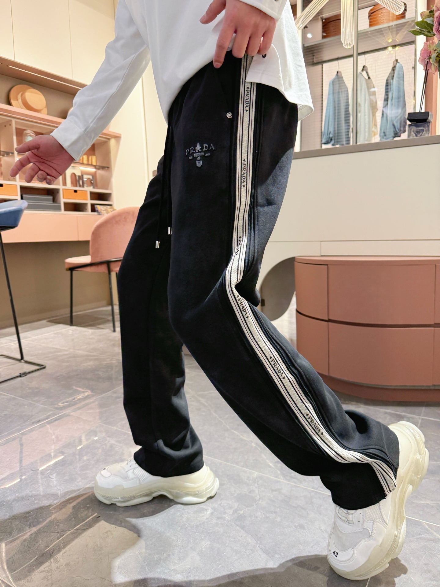   普拉达  顶级货品🐮🆕2025春夏新款休闲裤！官网同步发售。品牌经典LOGO休闲裤 ，定制面料，舒适