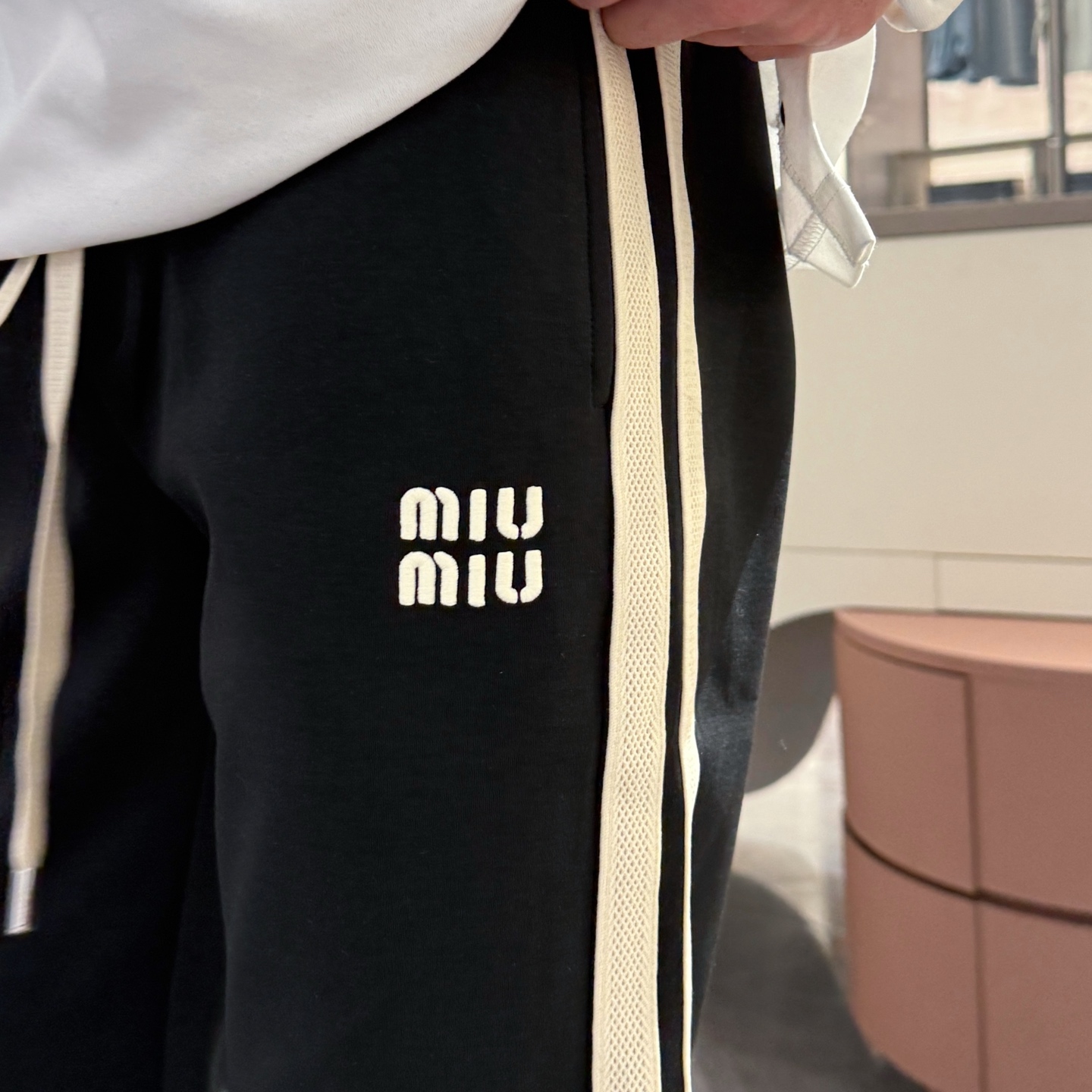   MIU  顶级货品🐮🆕2025春夏新款休闲裤！官网同步发售。品牌经典LOGO休闲裤 ，定制面料，舒适