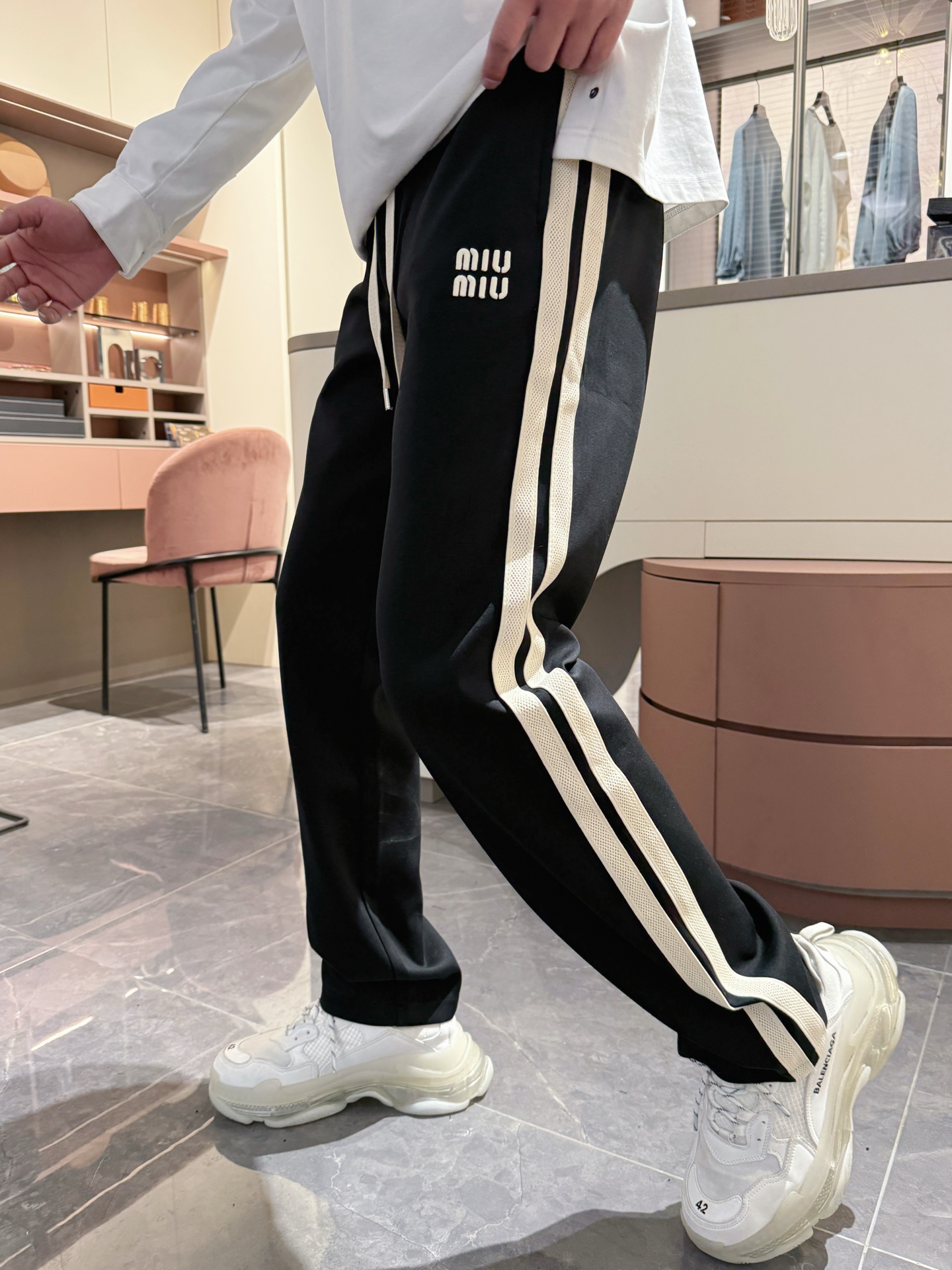   MIU  顶级货品🐮🆕2025春夏新款休闲裤！官网同步发售。品牌经典LOGO休闲裤 ，定制面料，舒适