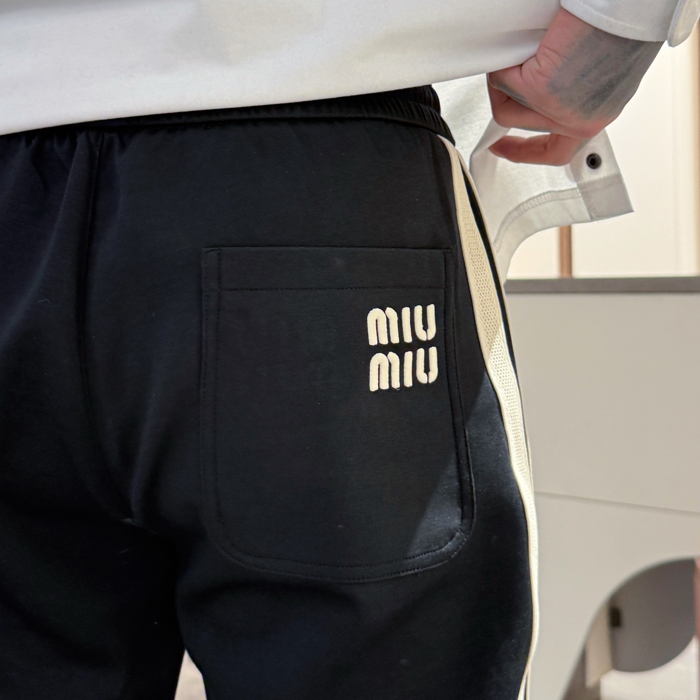   MIU  顶级货品🐮🆕2025春夏新款休闲裤！官网同步发售。品牌经典LOGO休闲裤 ，定制面料，舒适